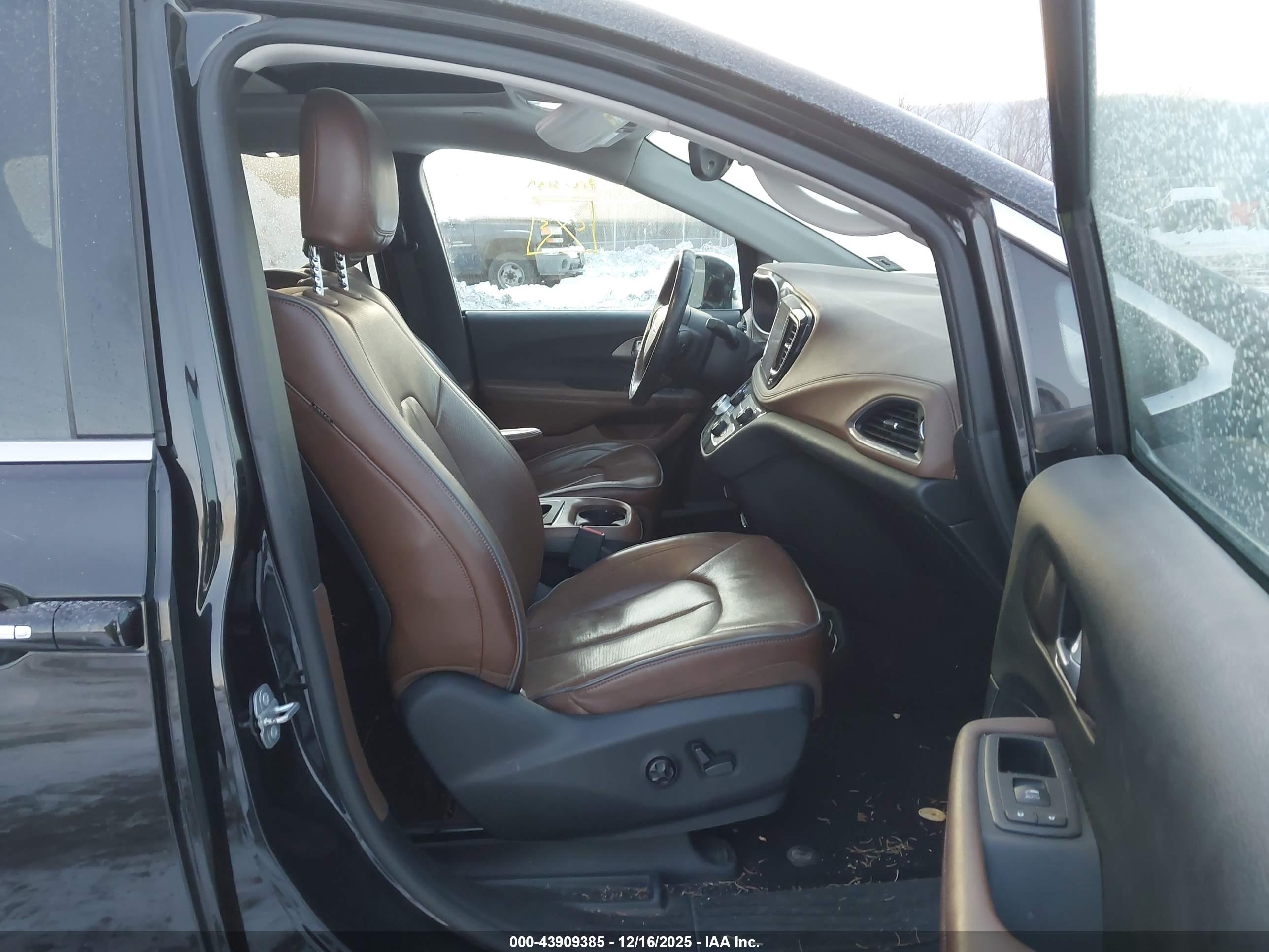 CHRYSLER PACIFICA image 5