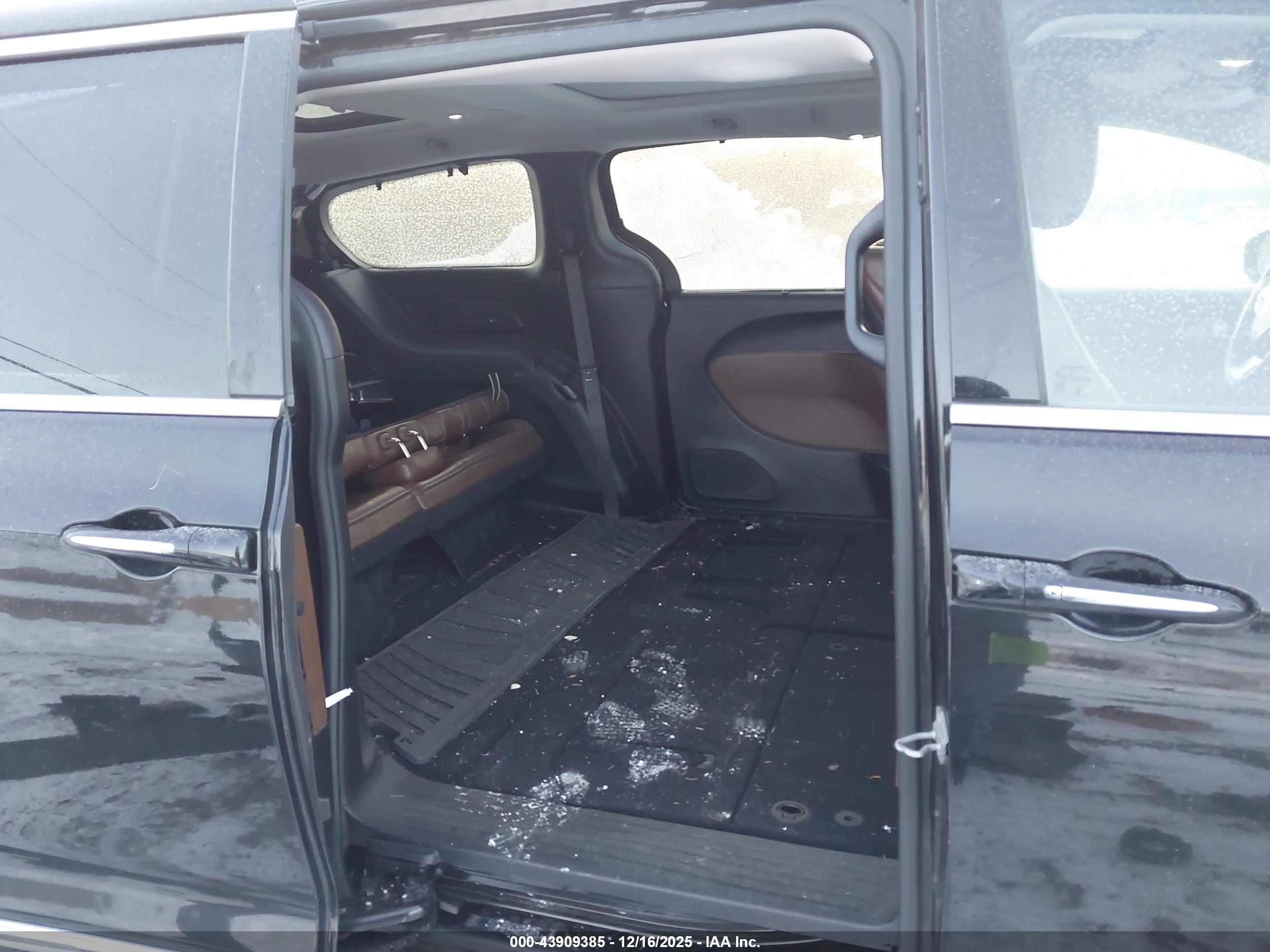 CHRYSLER PACIFICA image 8