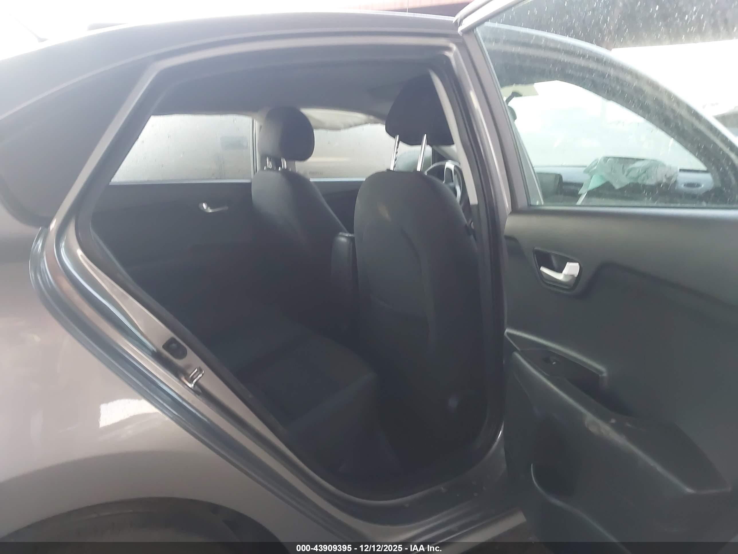 KIA RIO image 8