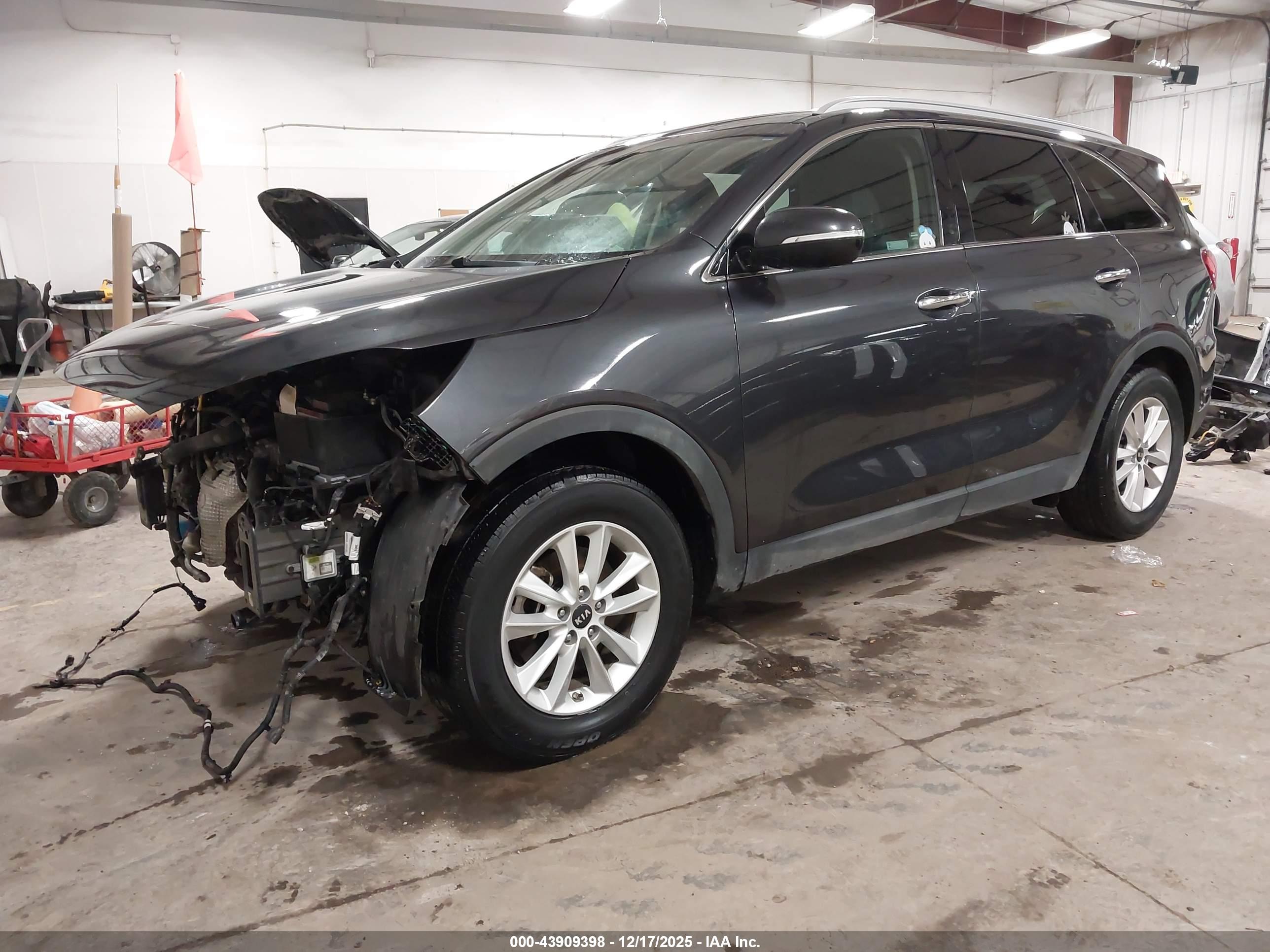 KIA SORENTO image 2