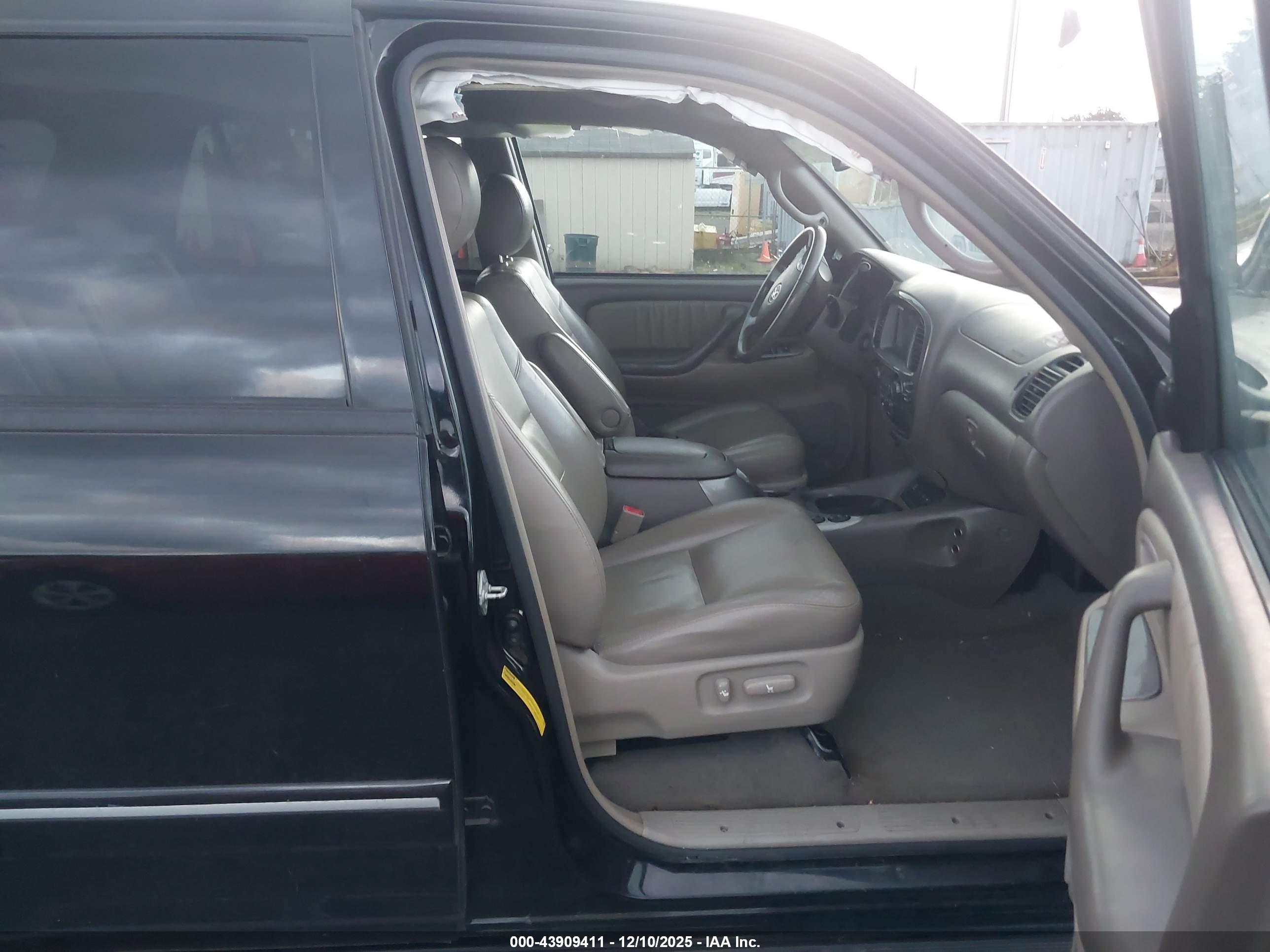 TOYOTA SEQUOIA image 5