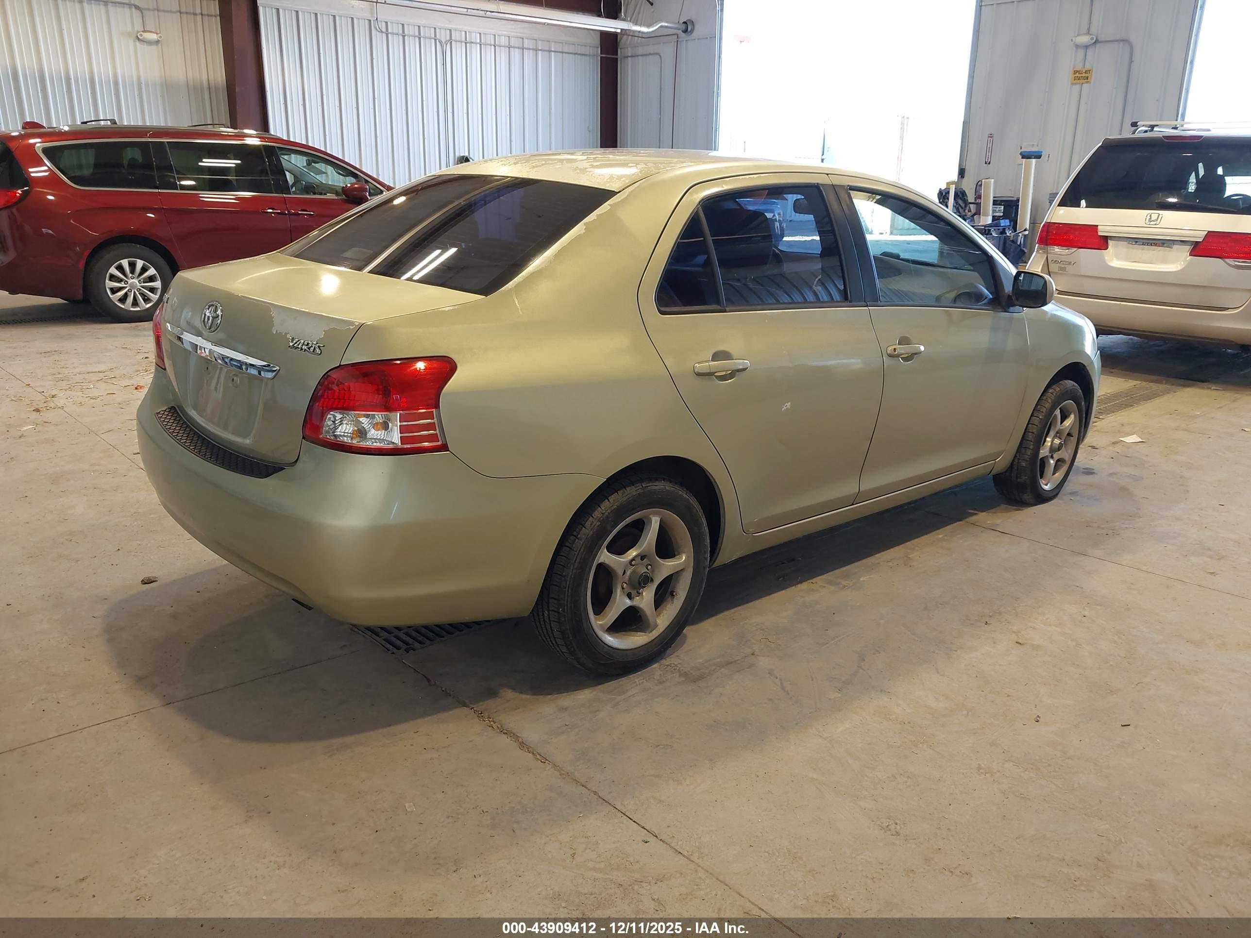 TOYOTA YARIS image 4