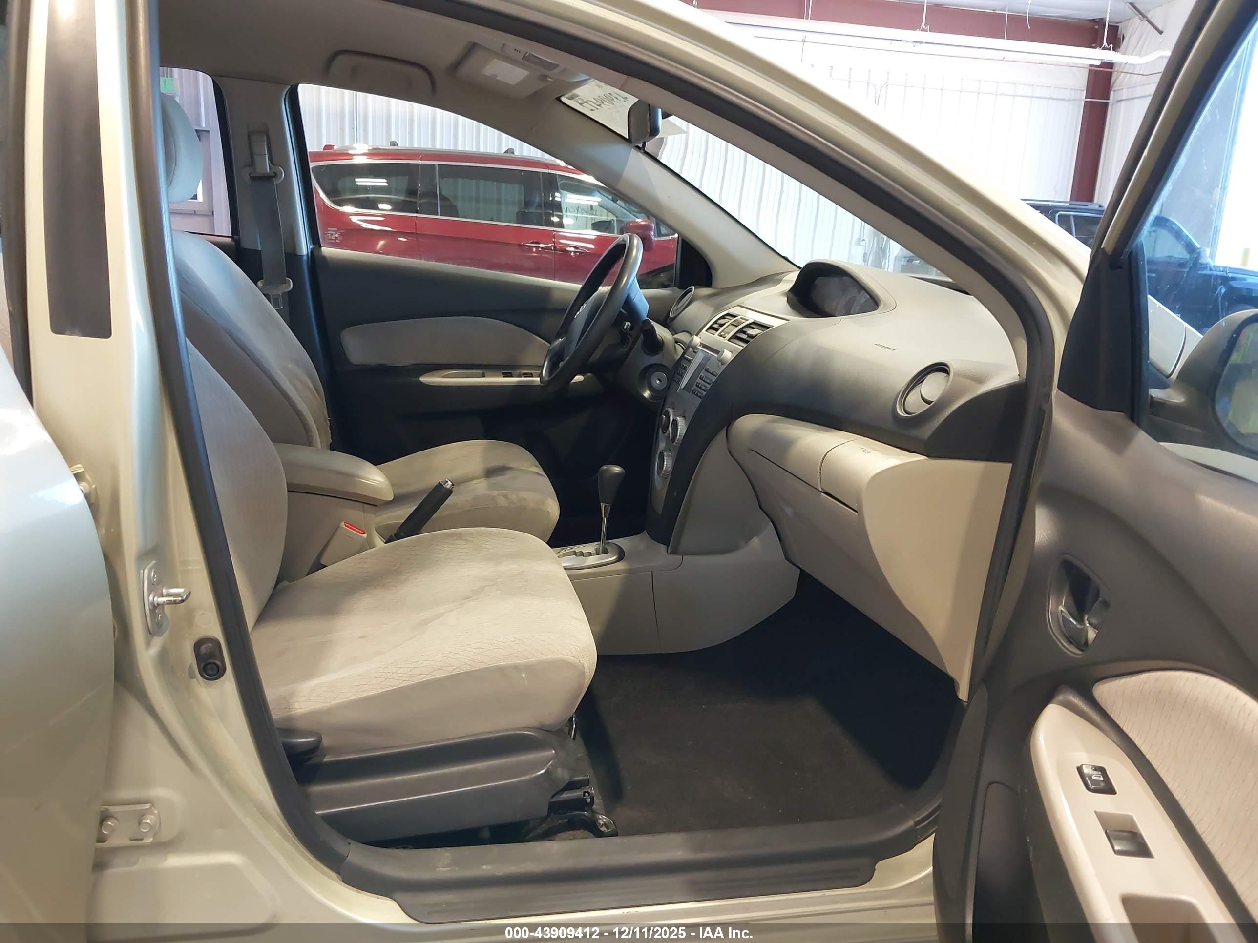 TOYOTA YARIS image 5