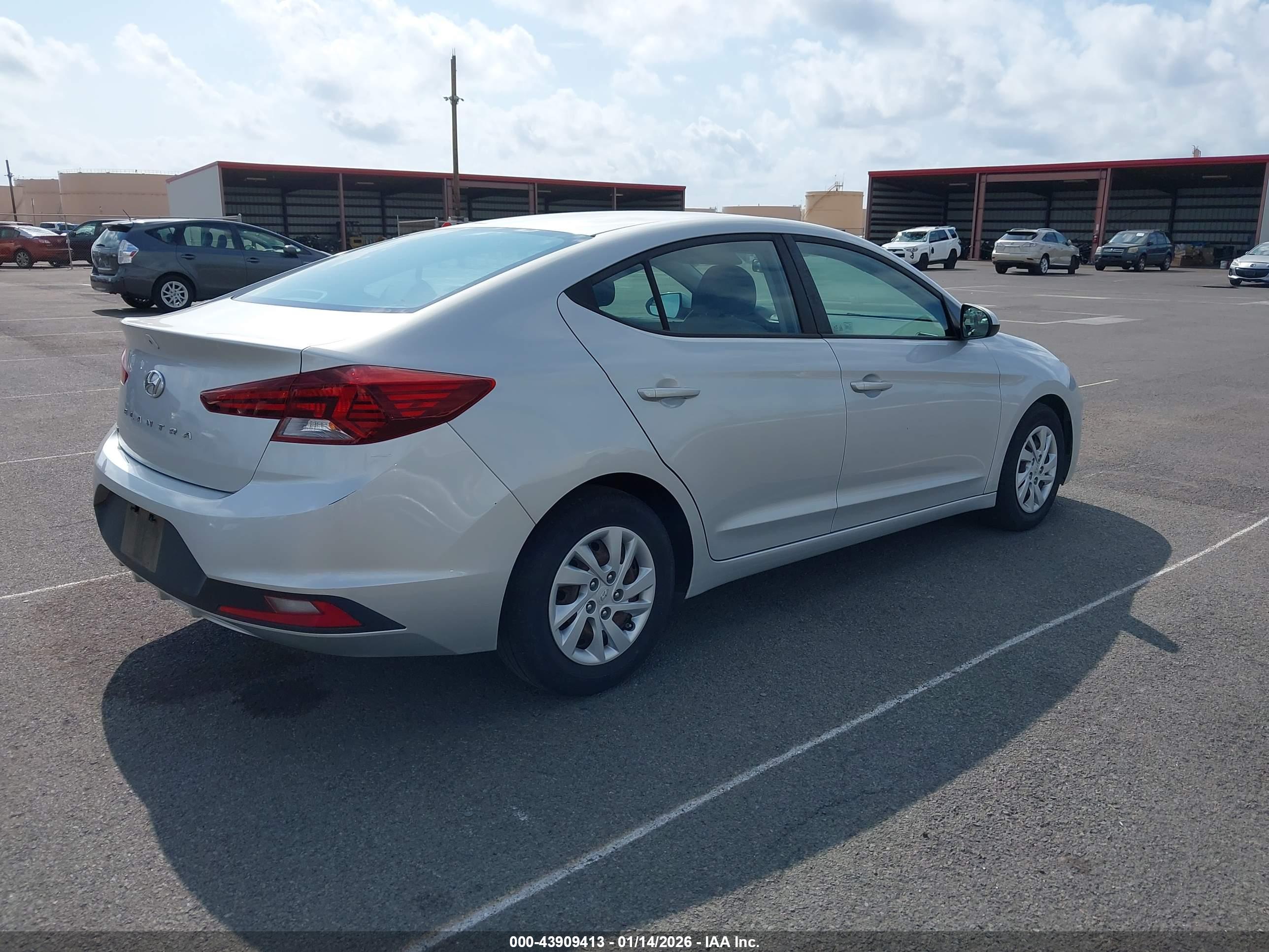 HYUNDAI ELANTRA image 4