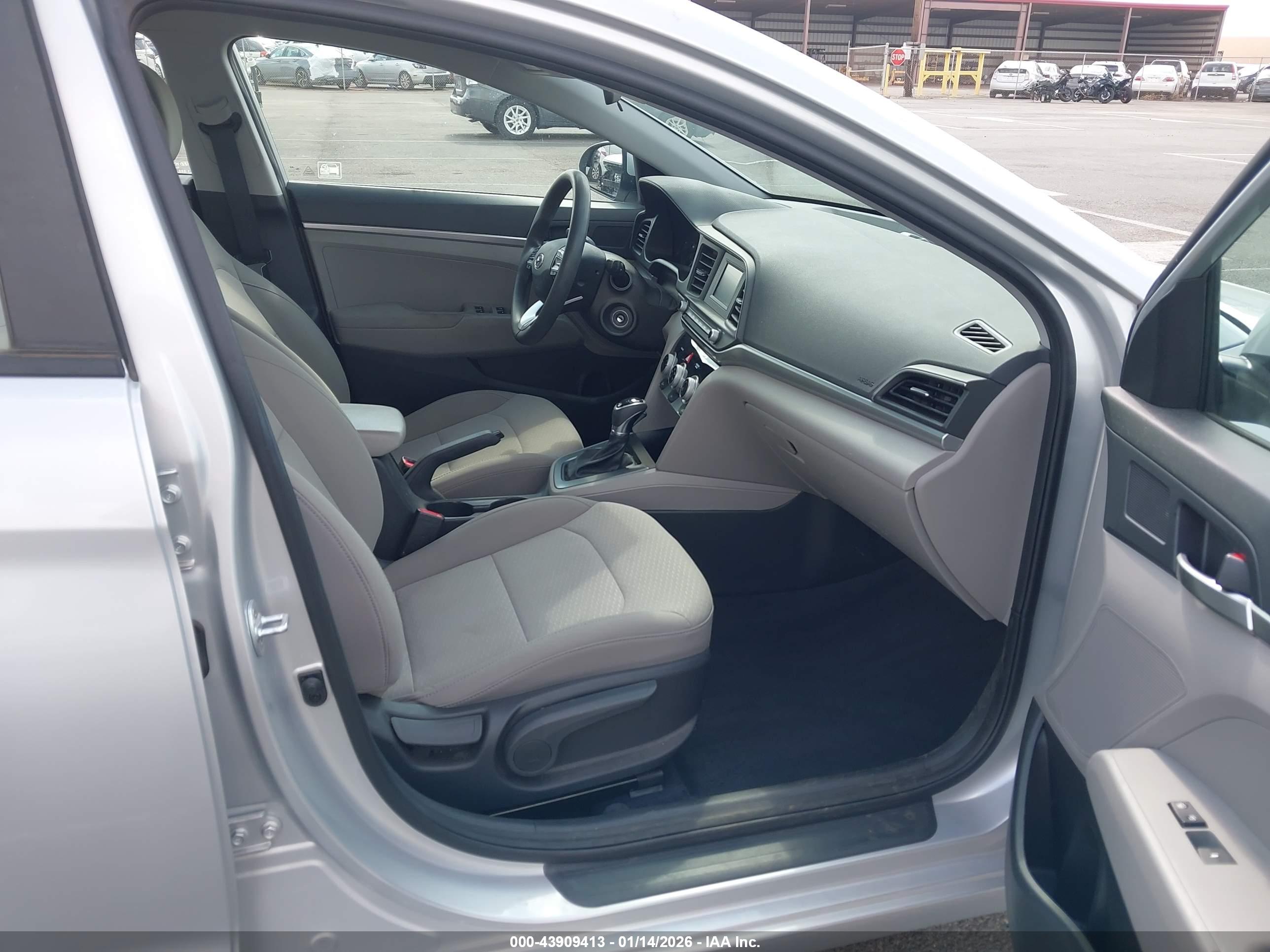 HYUNDAI ELANTRA image 5