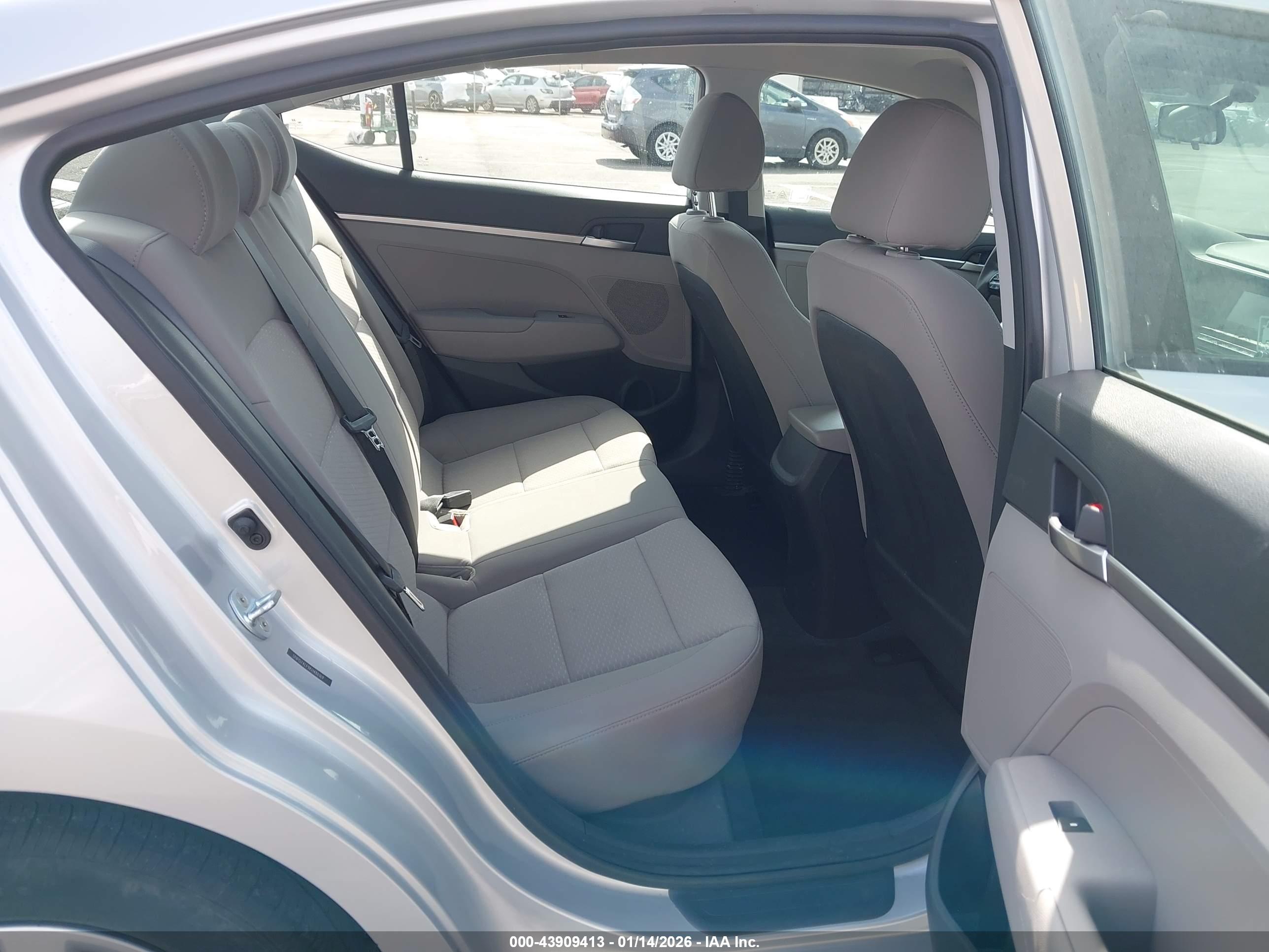 HYUNDAI ELANTRA image 8