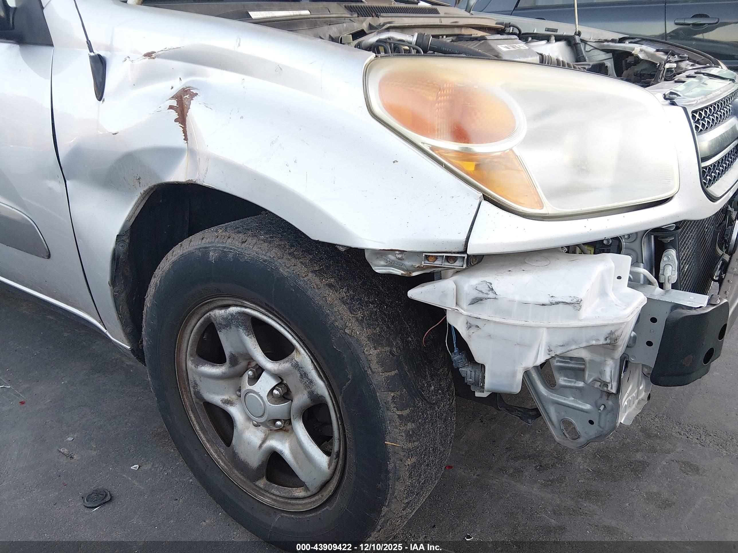 TOYOTA RAV4 image 6