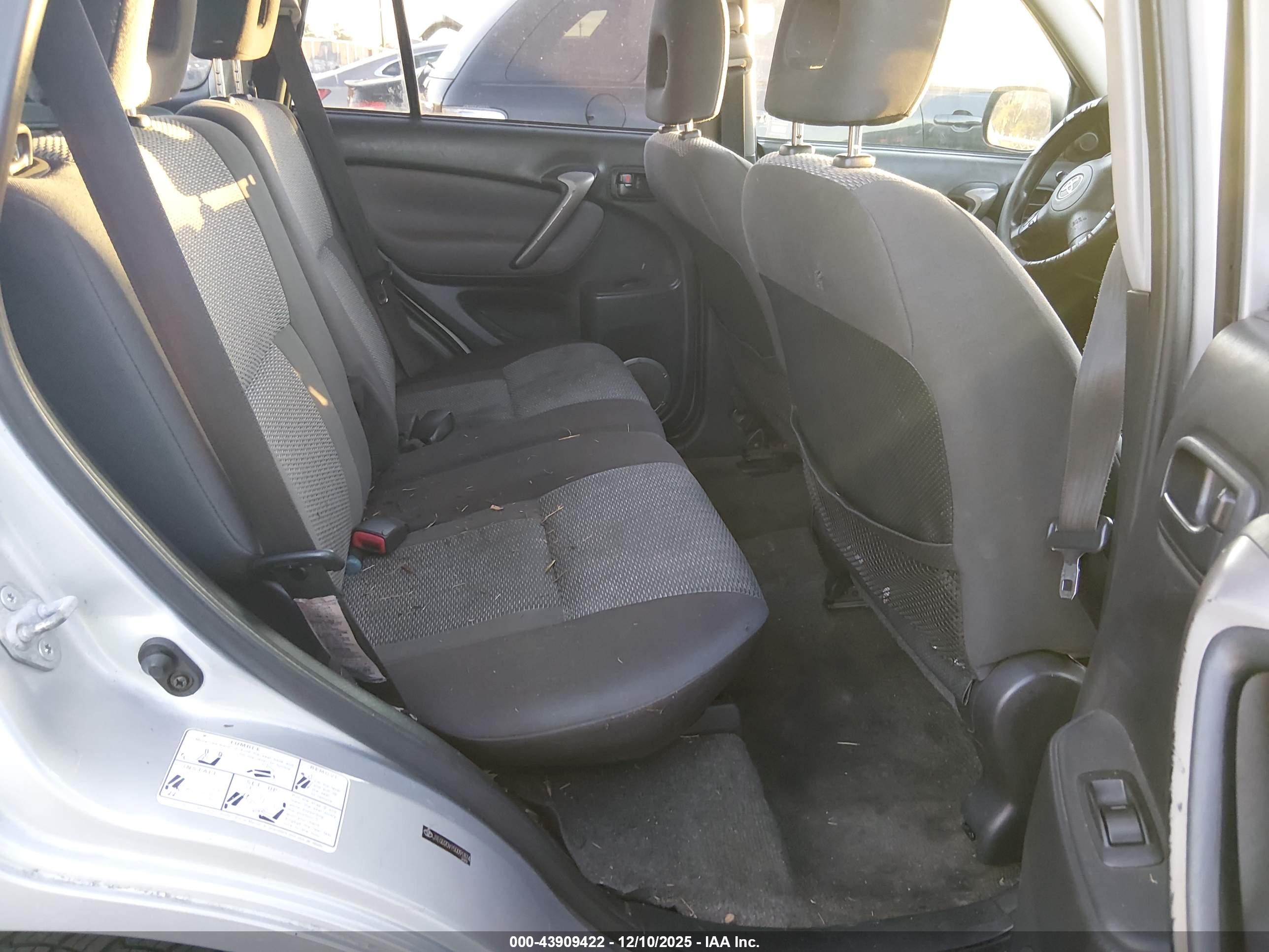 TOYOTA RAV4 image 8