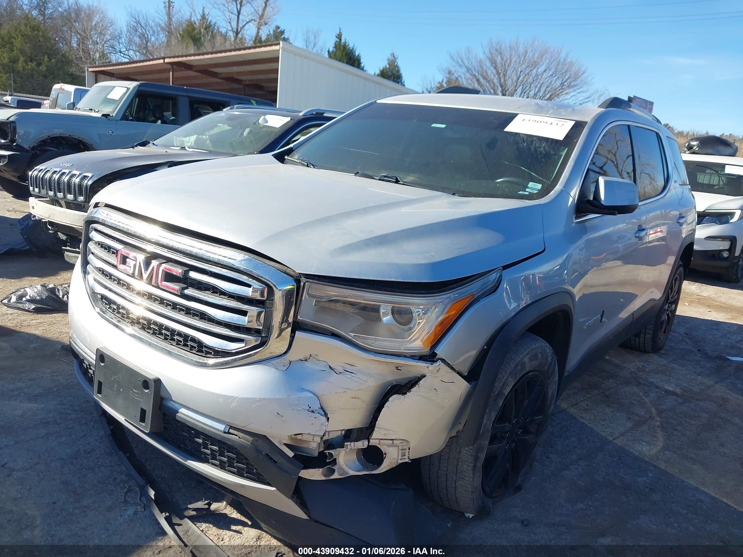 GMC ACADIA image 2
