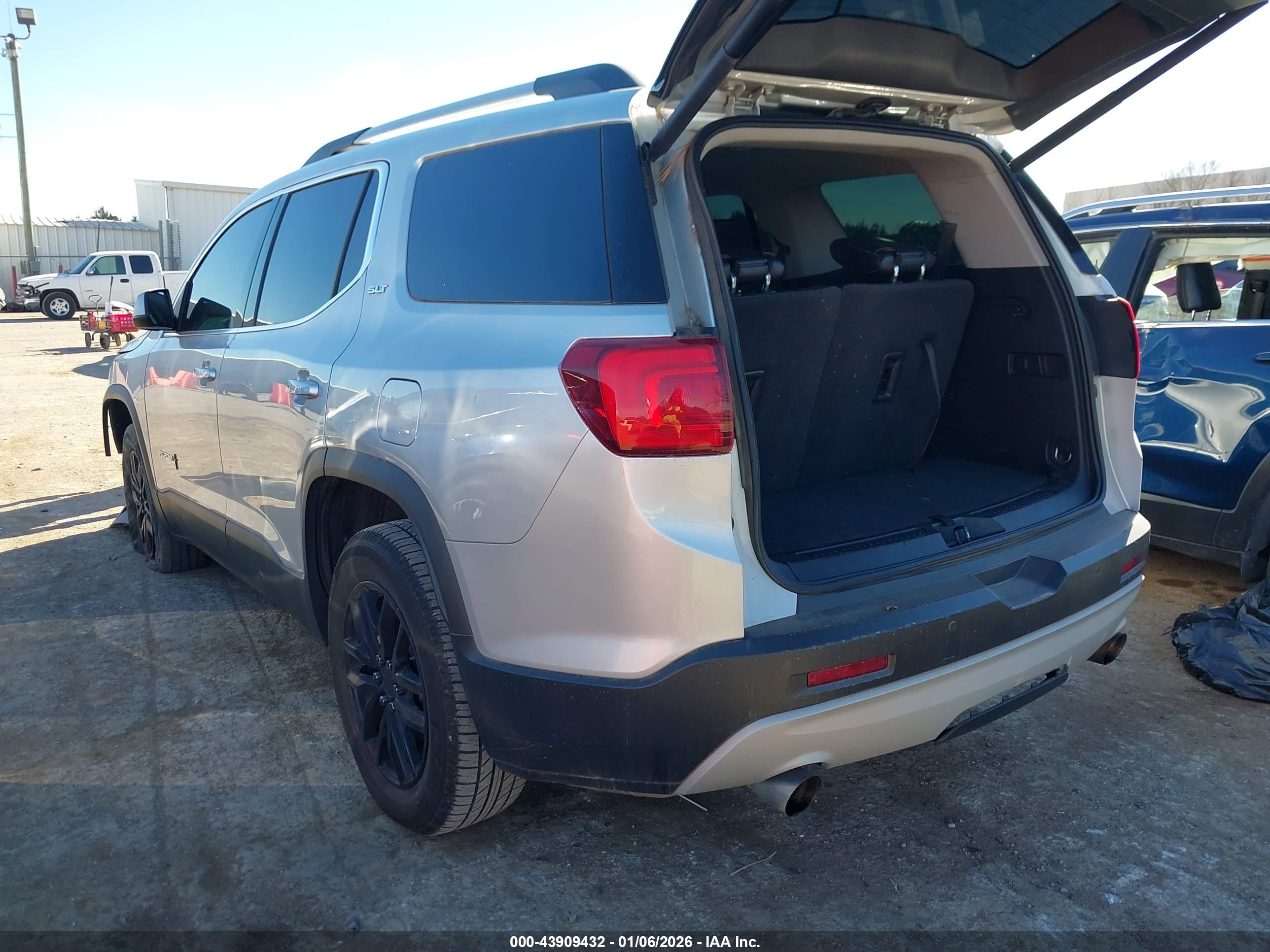 GMC ACADIA image 3