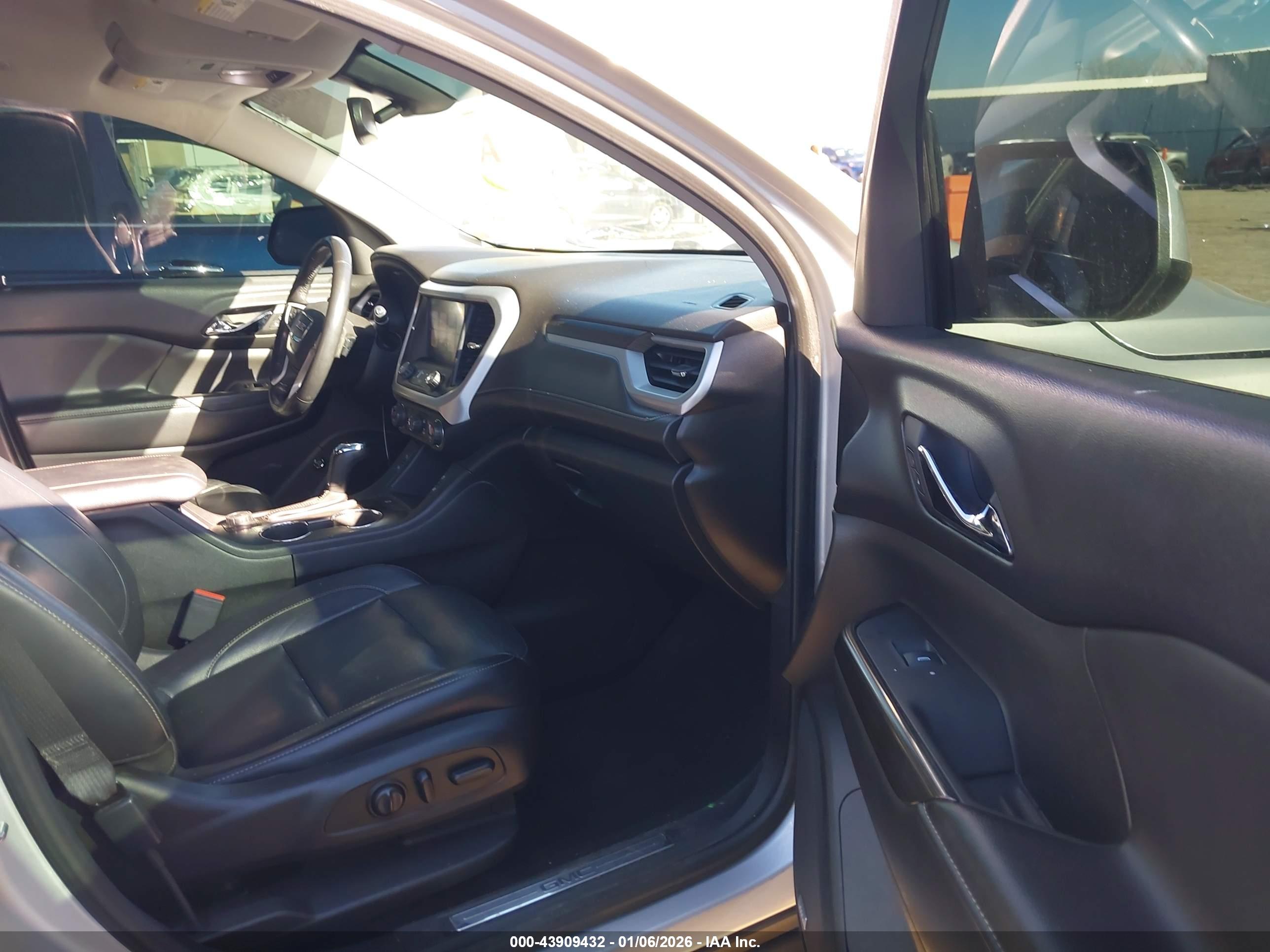 GMC ACADIA image 5
