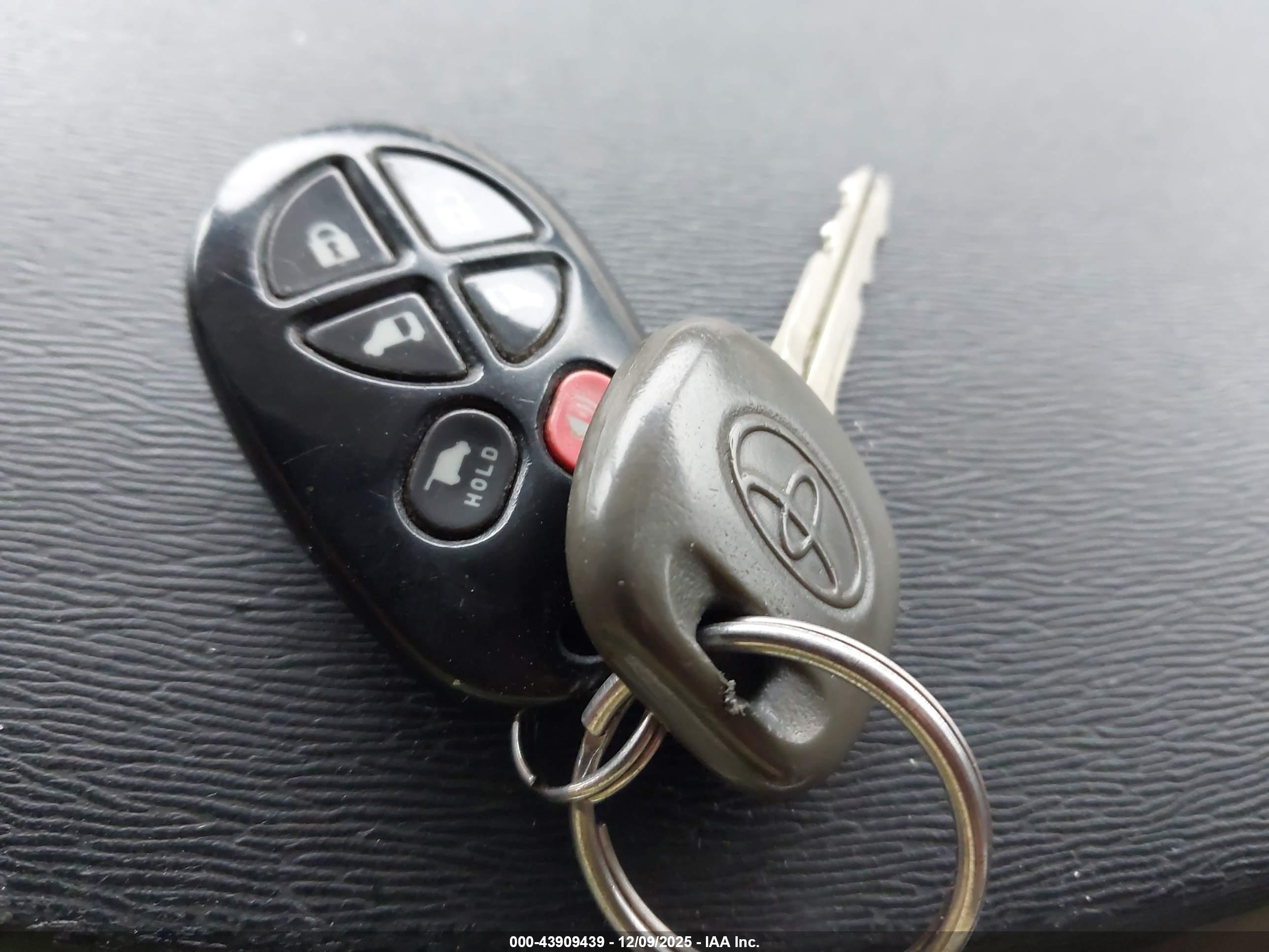 TOYOTA SIENNA image 11
