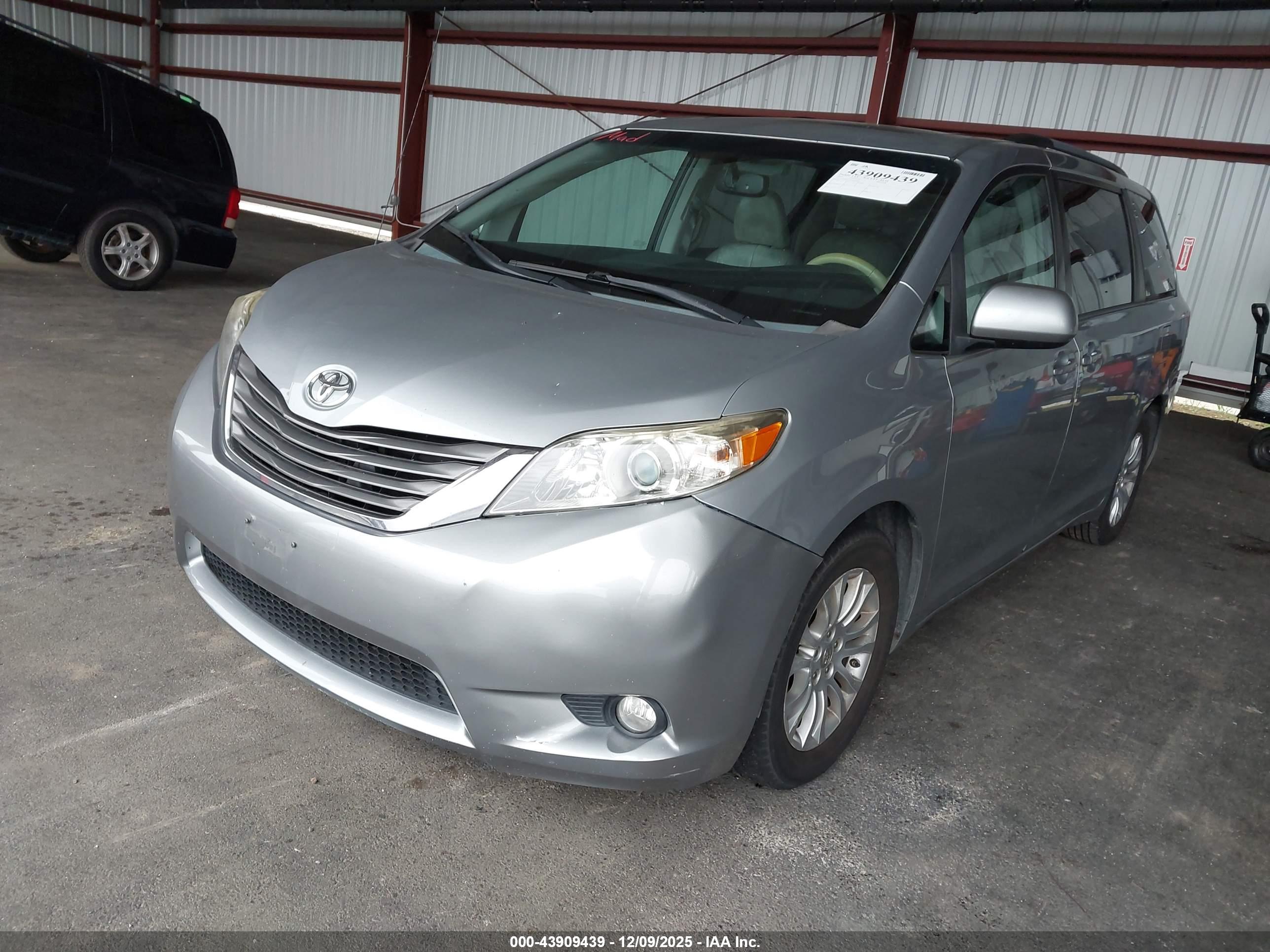 TOYOTA SIENNA image 2