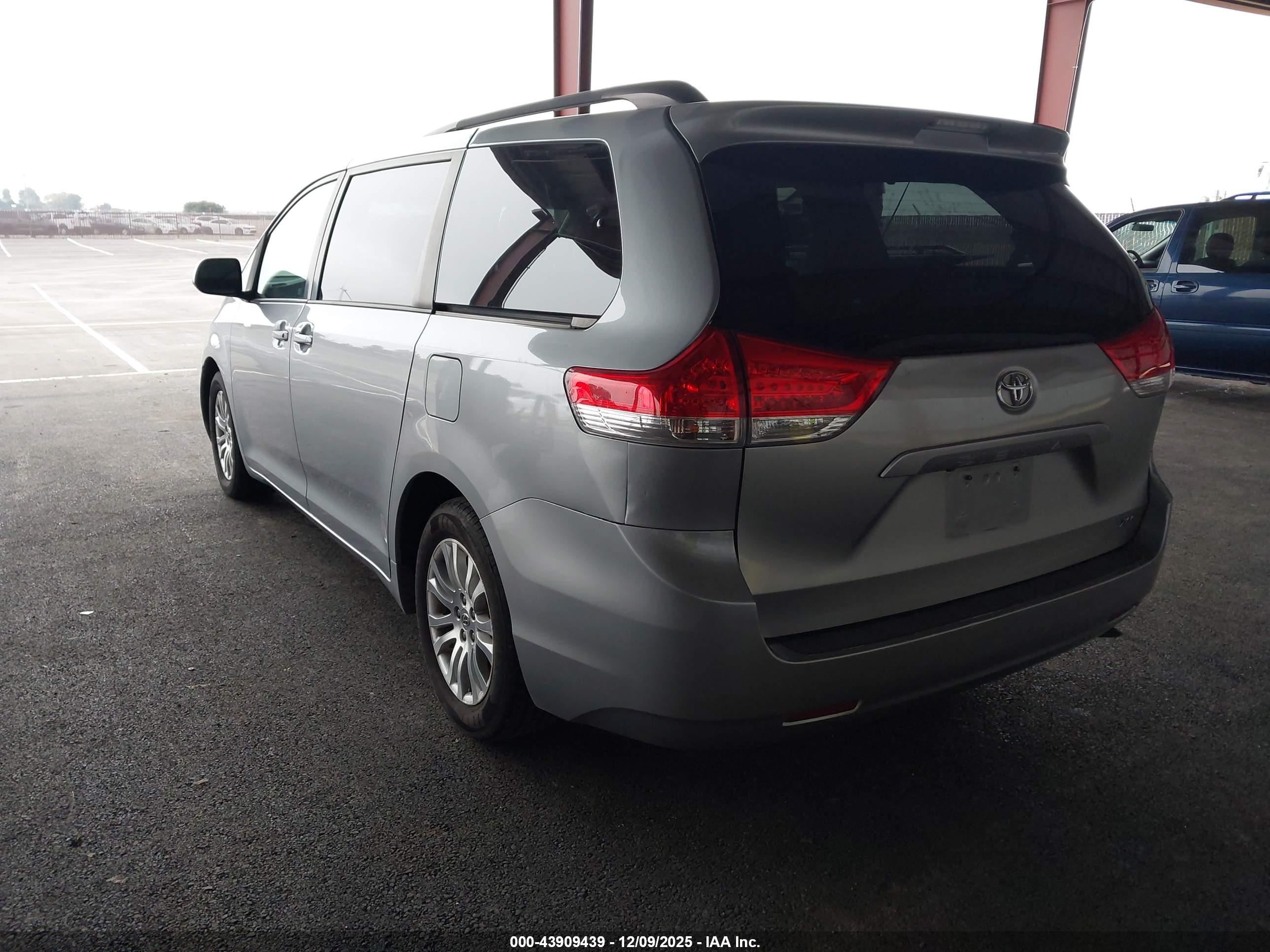 TOYOTA SIENNA image 3