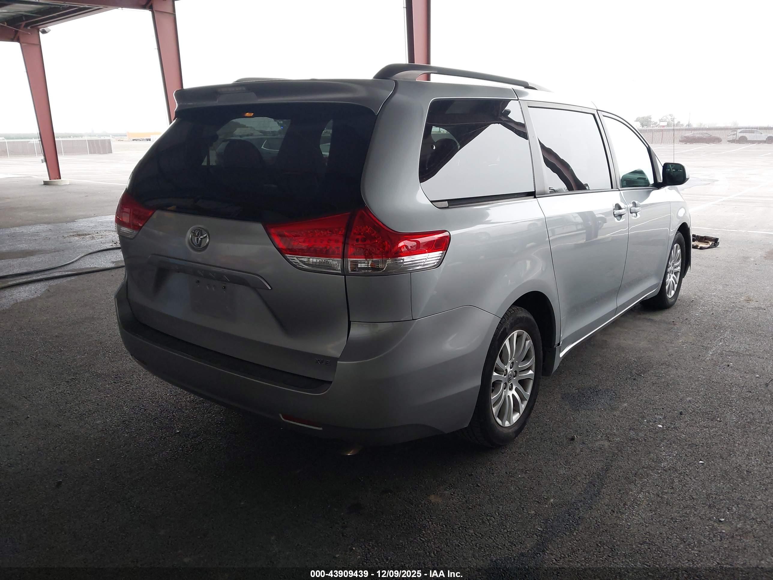 TOYOTA SIENNA image 4