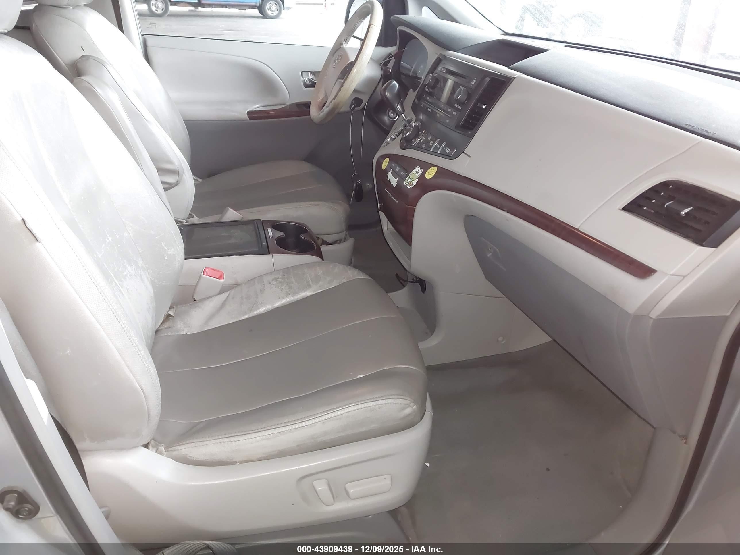 TOYOTA SIENNA image 5