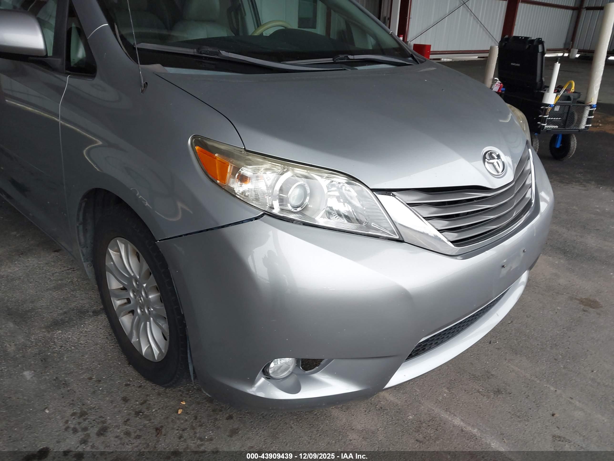 TOYOTA SIENNA image 6