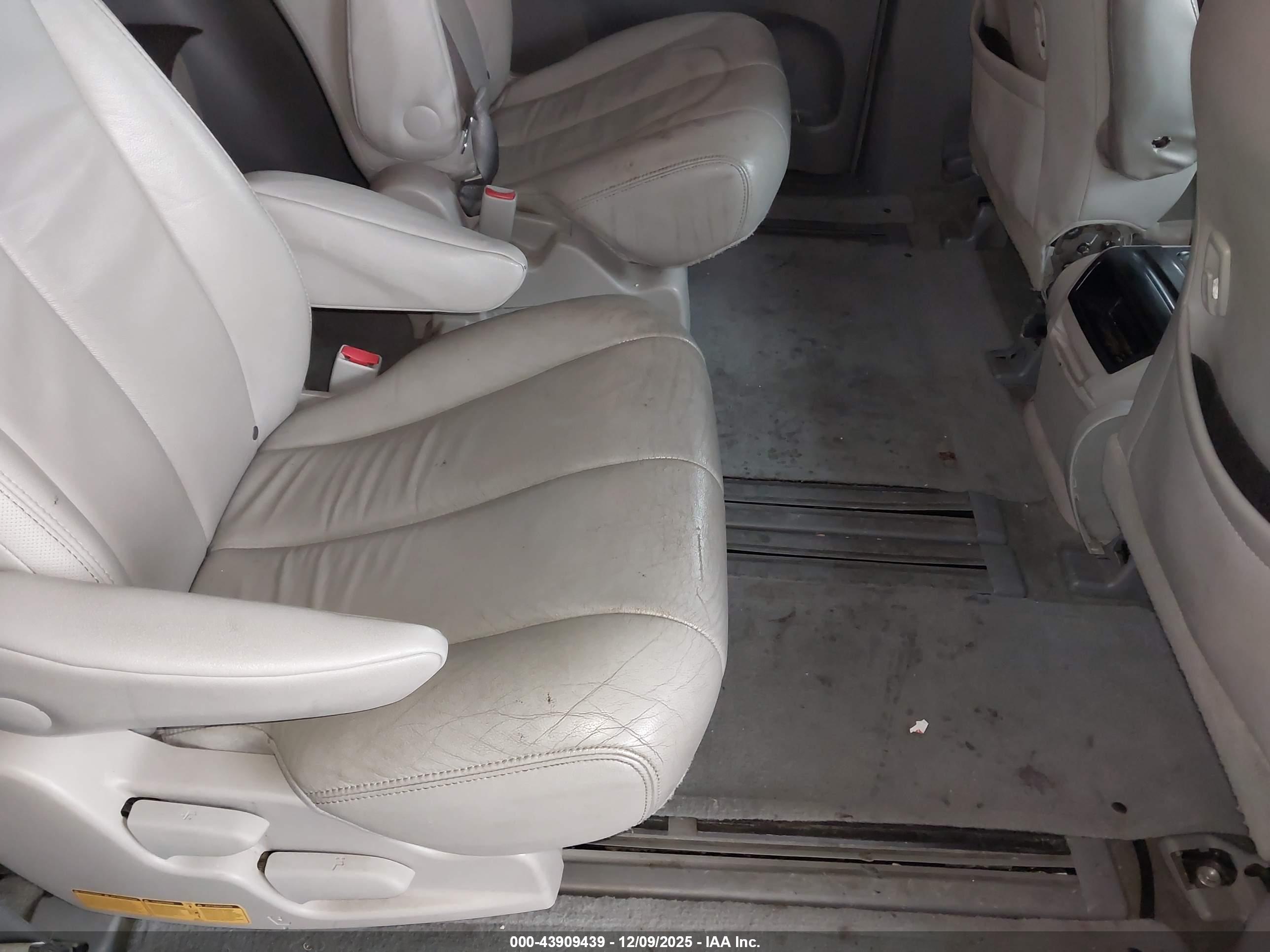 TOYOTA SIENNA image 8