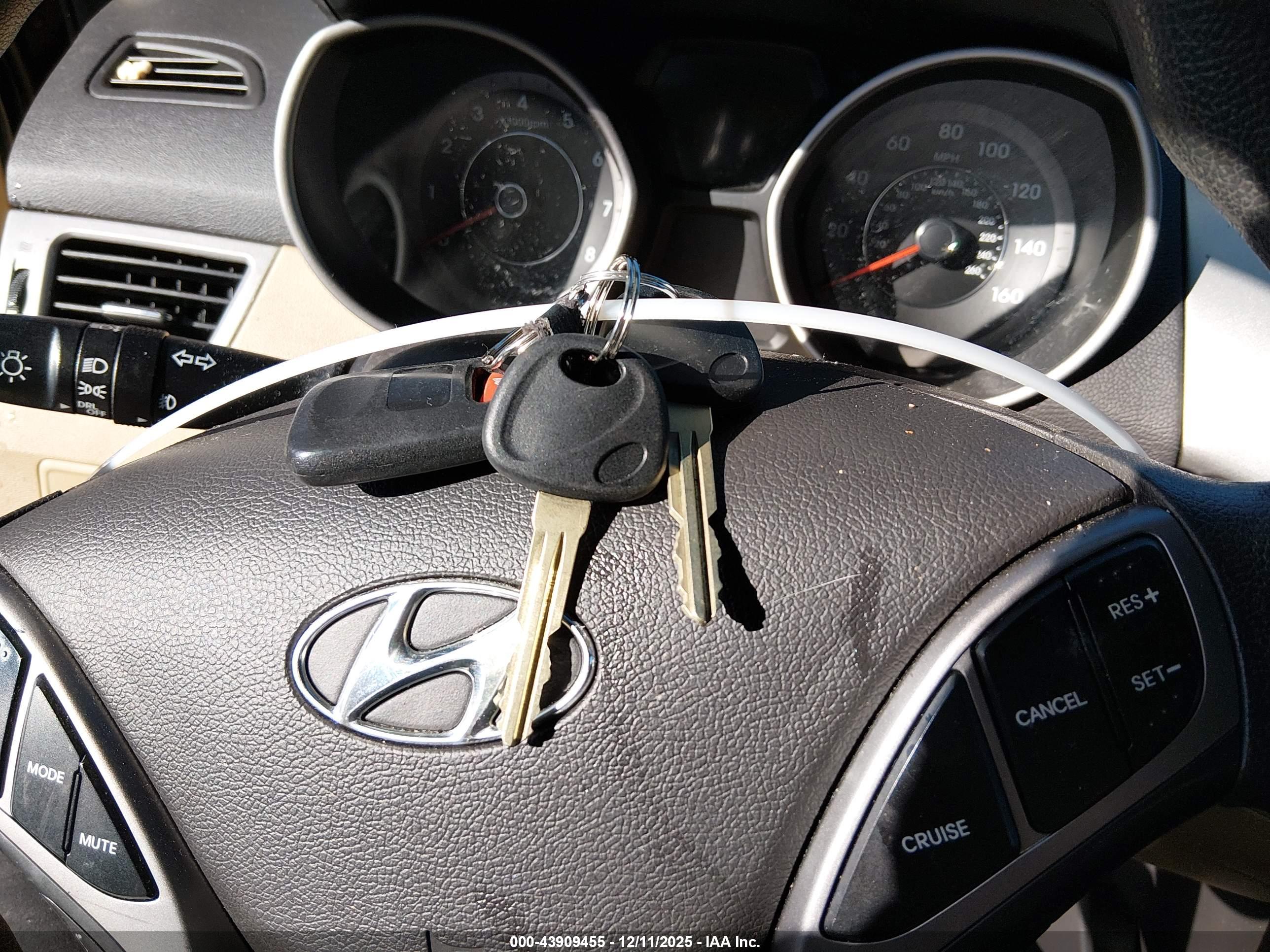 HYUNDAI ELANTRA image 11