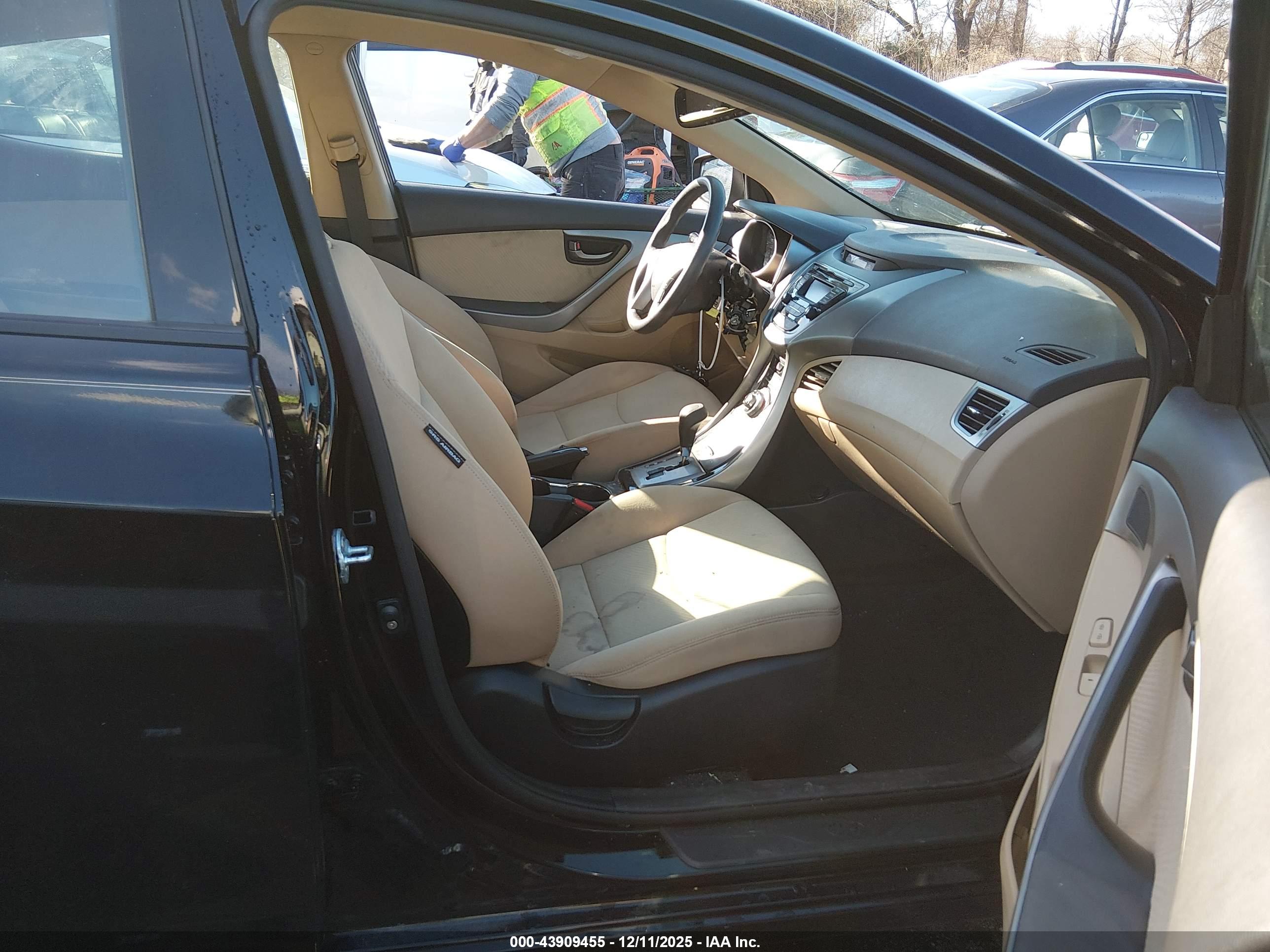 HYUNDAI ELANTRA image 5