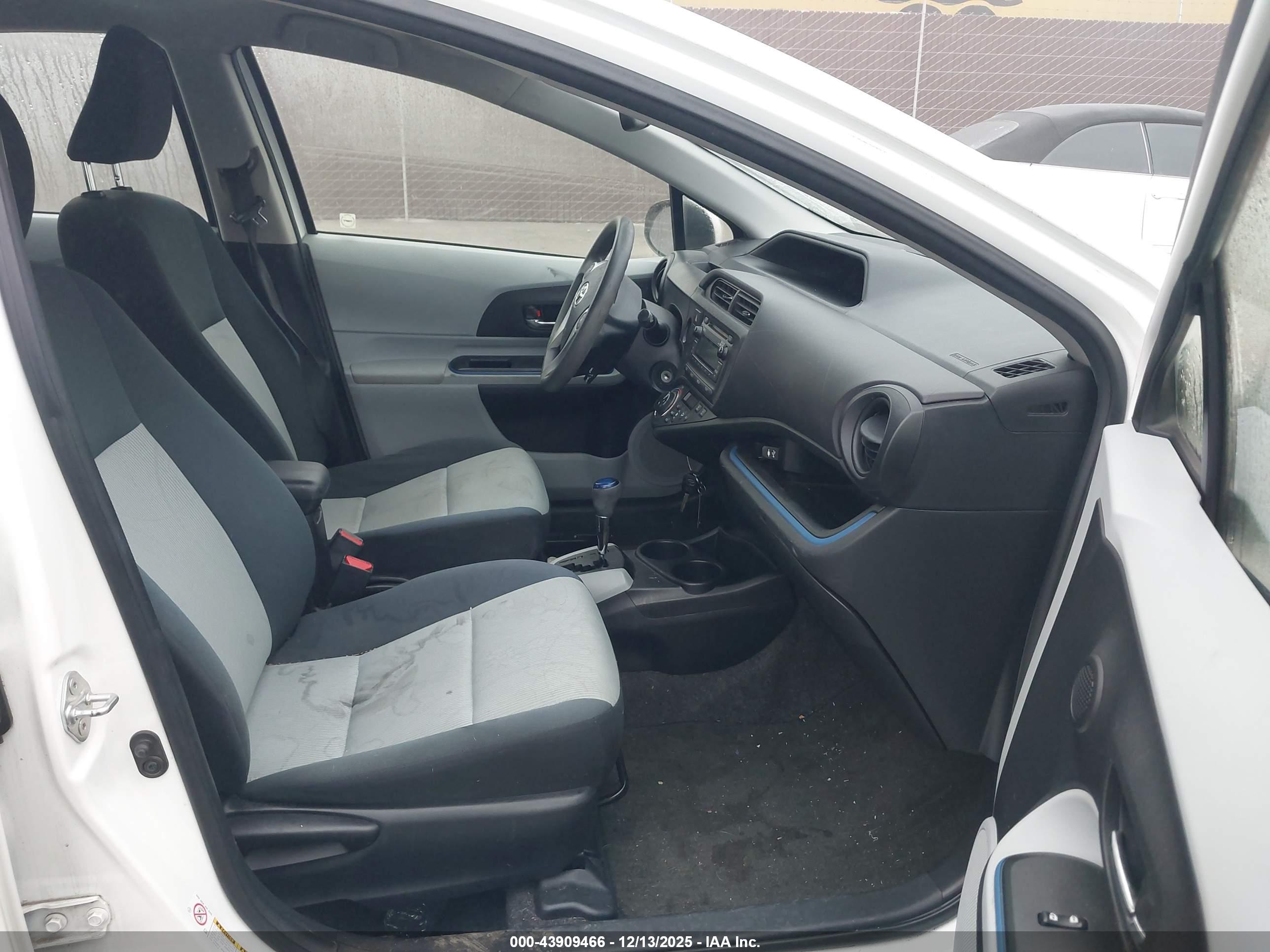 TOYOTA PRIUS image 5