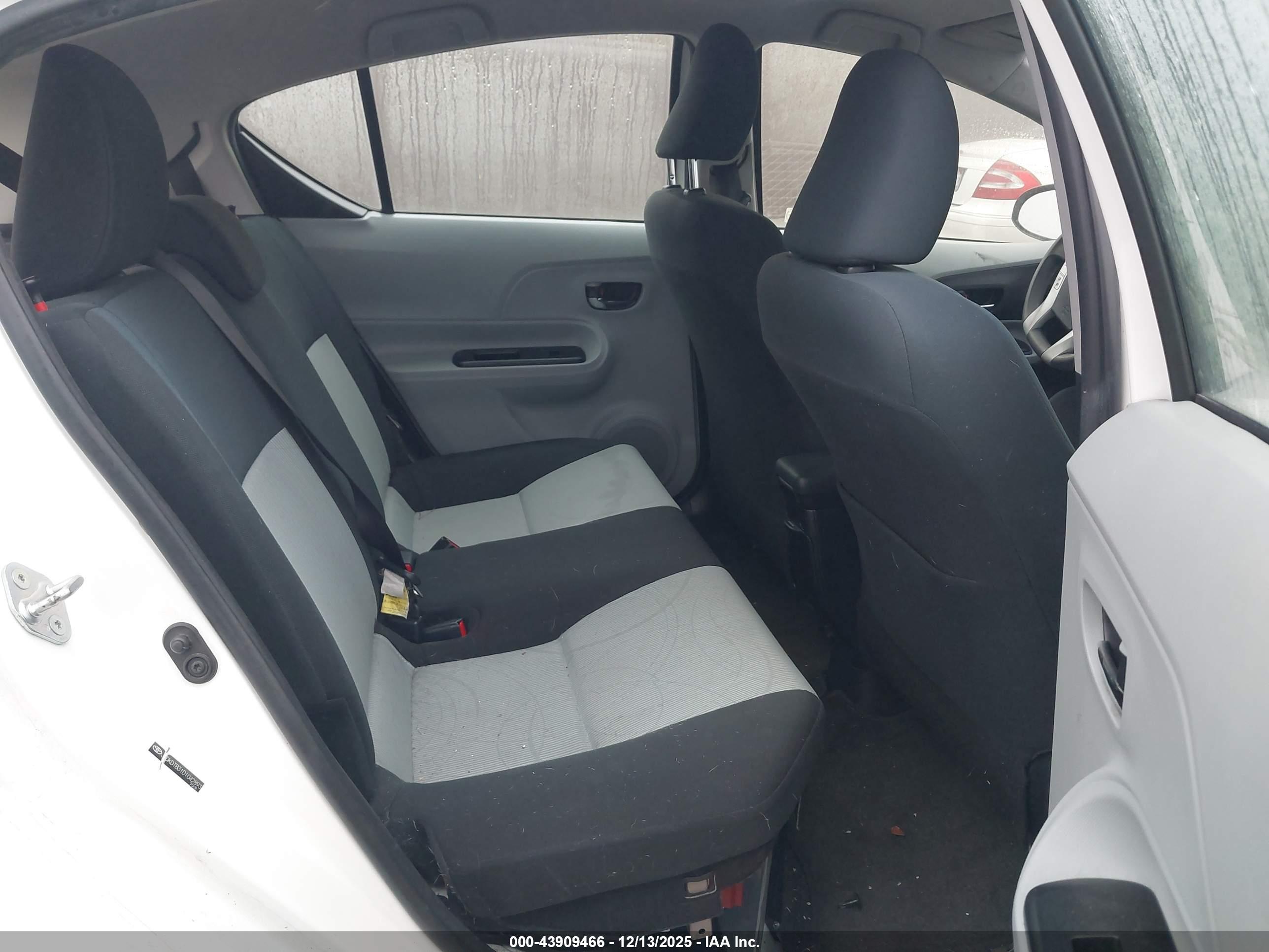 TOYOTA PRIUS image 8