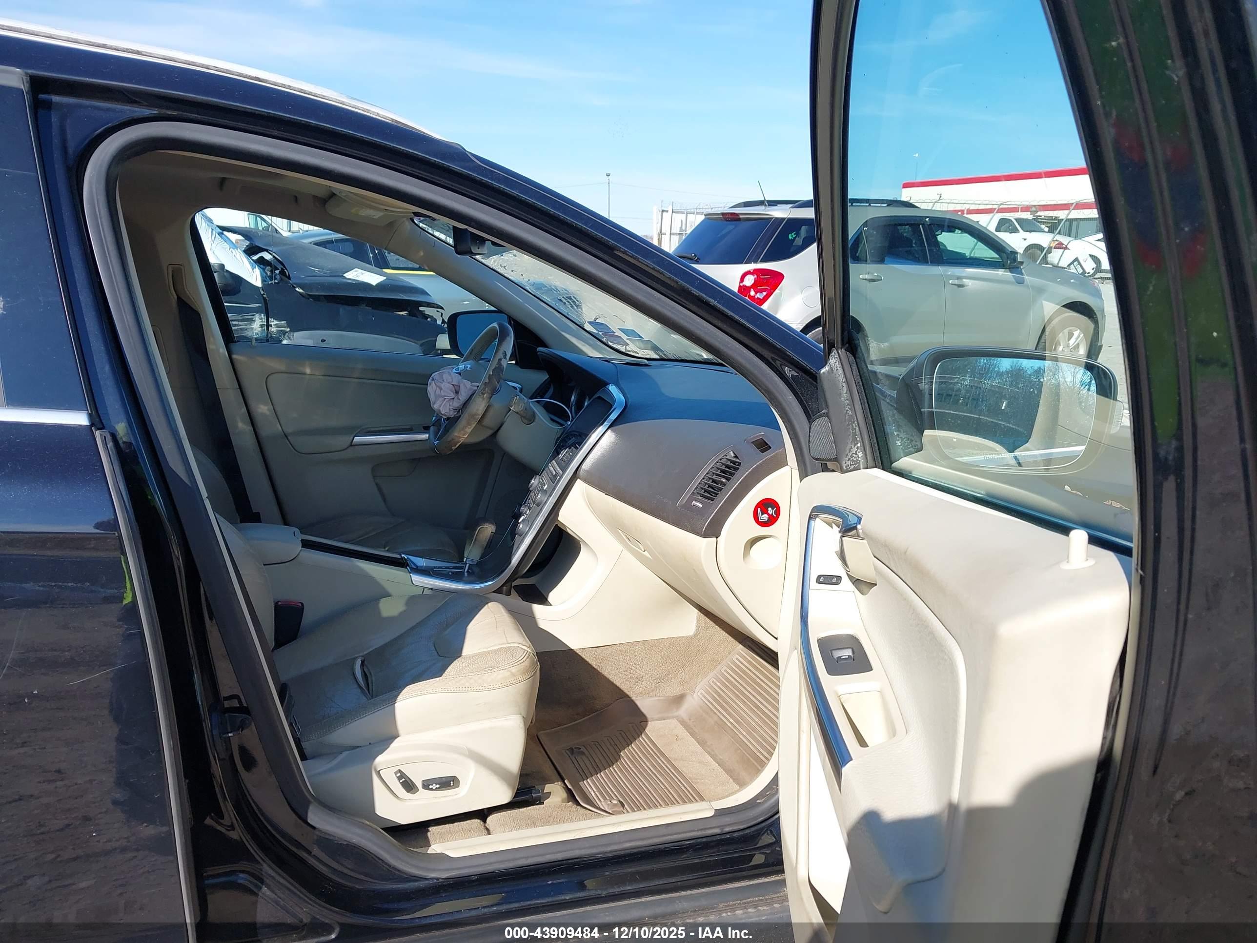 VOLVO XC60 image 5