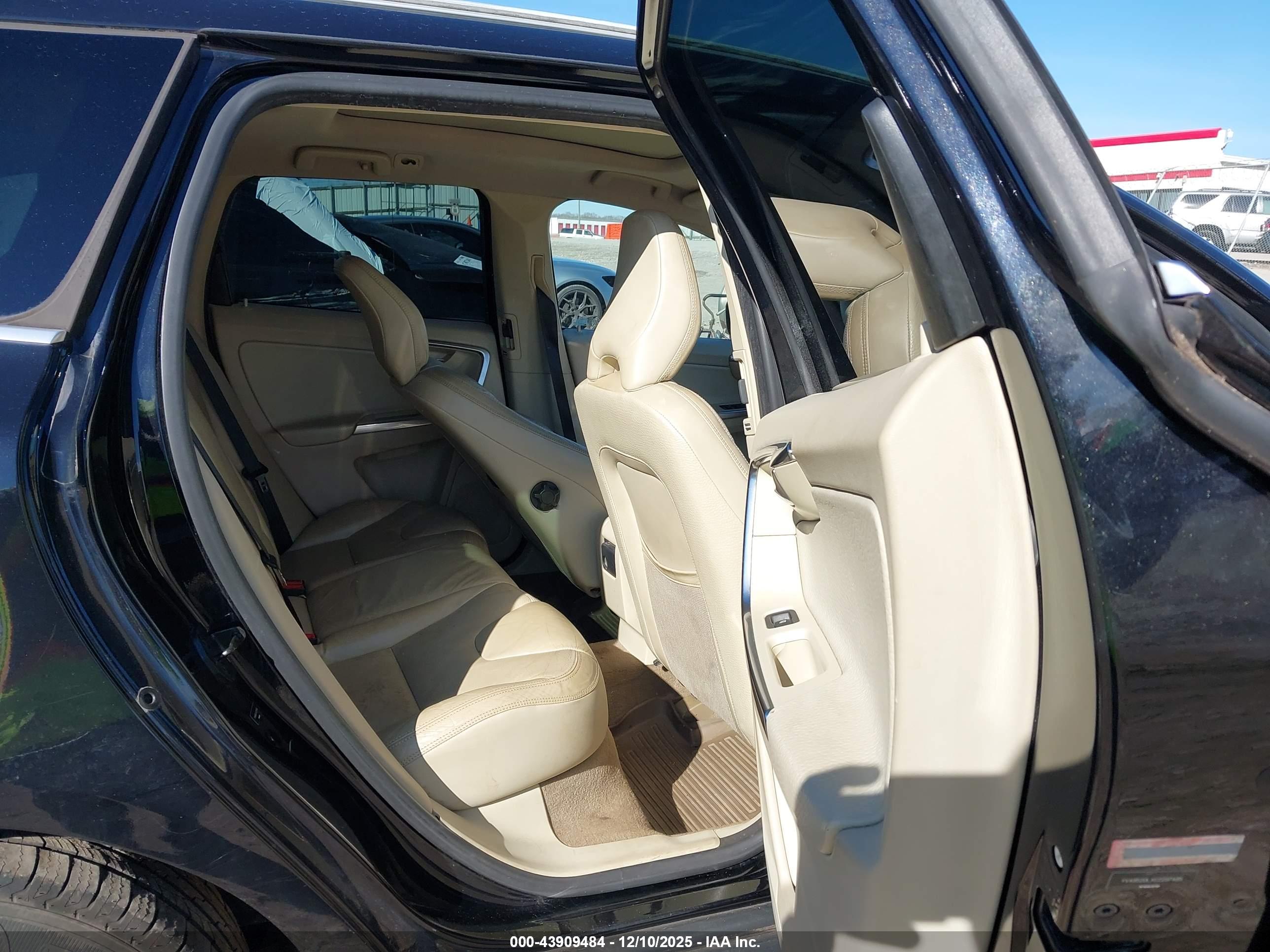 VOLVO XC60 image 8