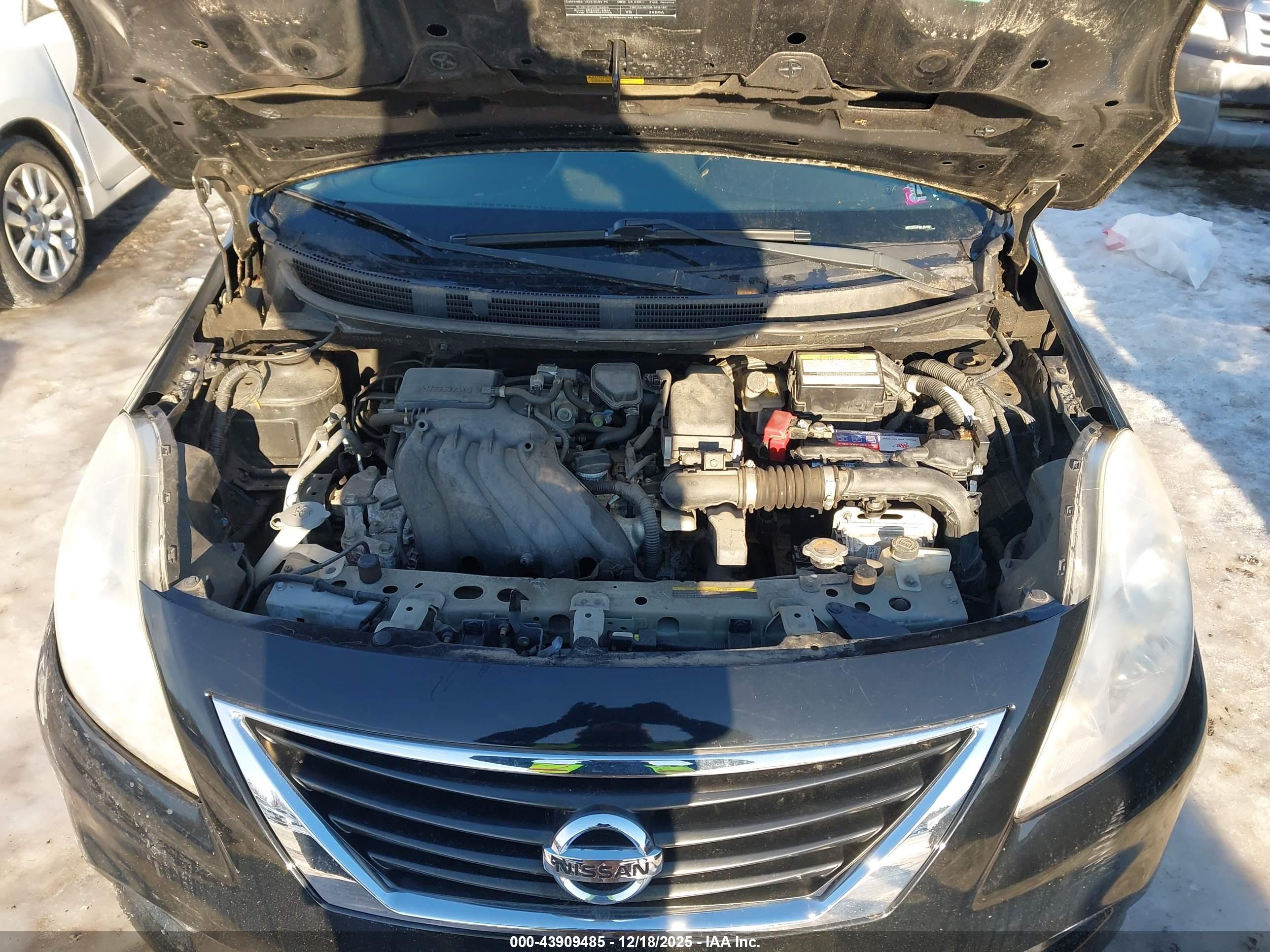 NISSAN VERSA image 10