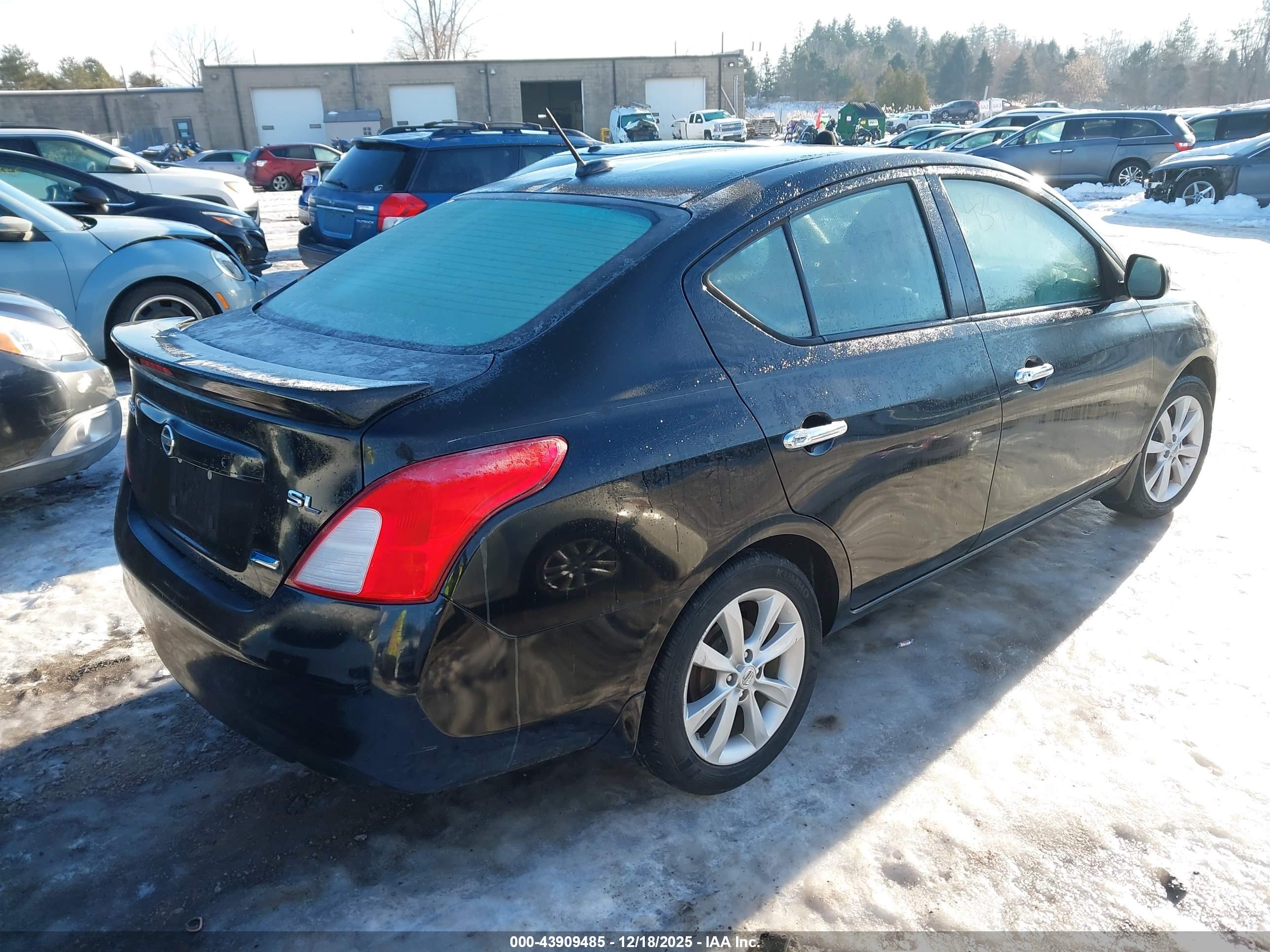 NISSAN VERSA image 4