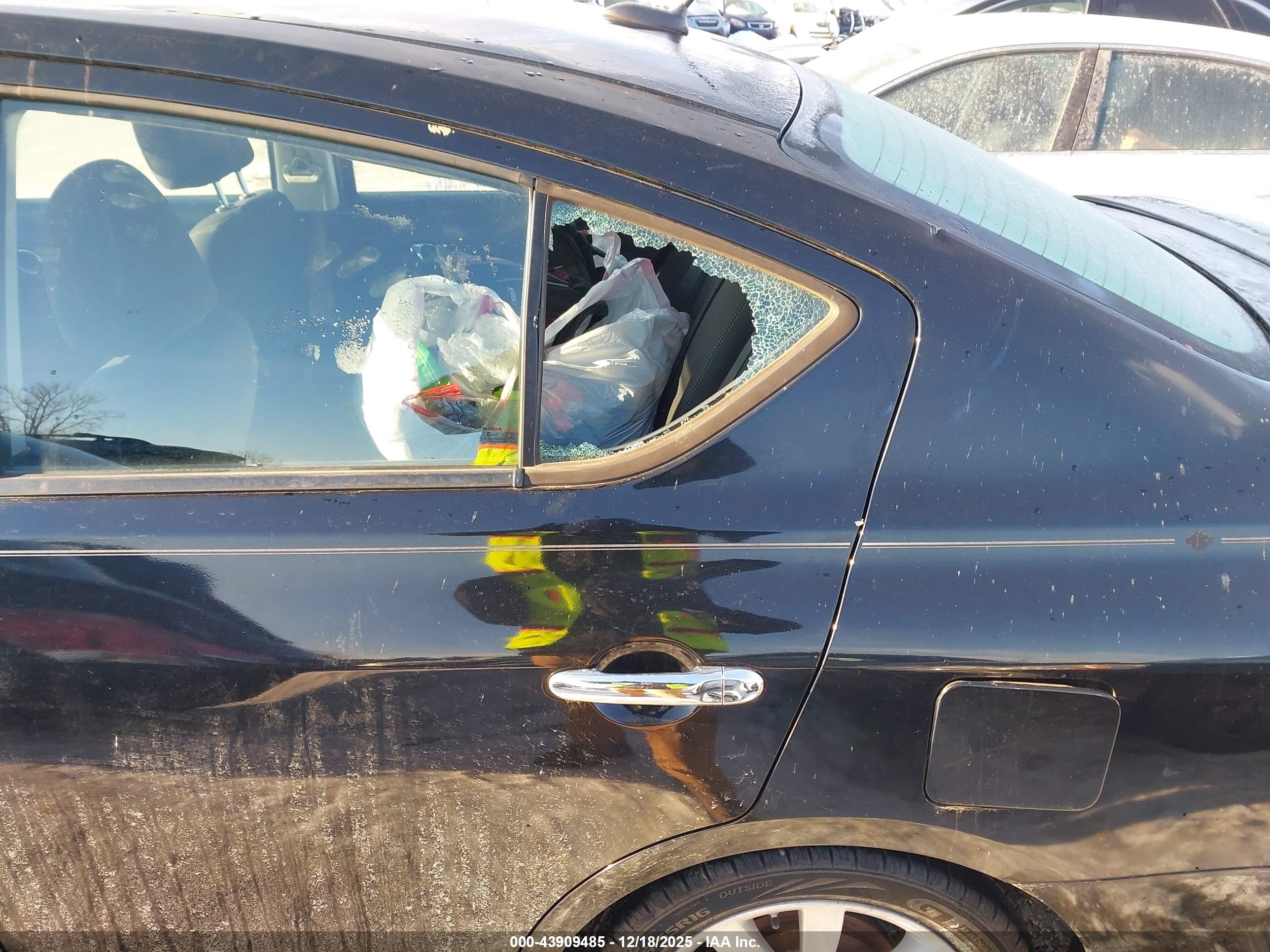 NISSAN VERSA image 6