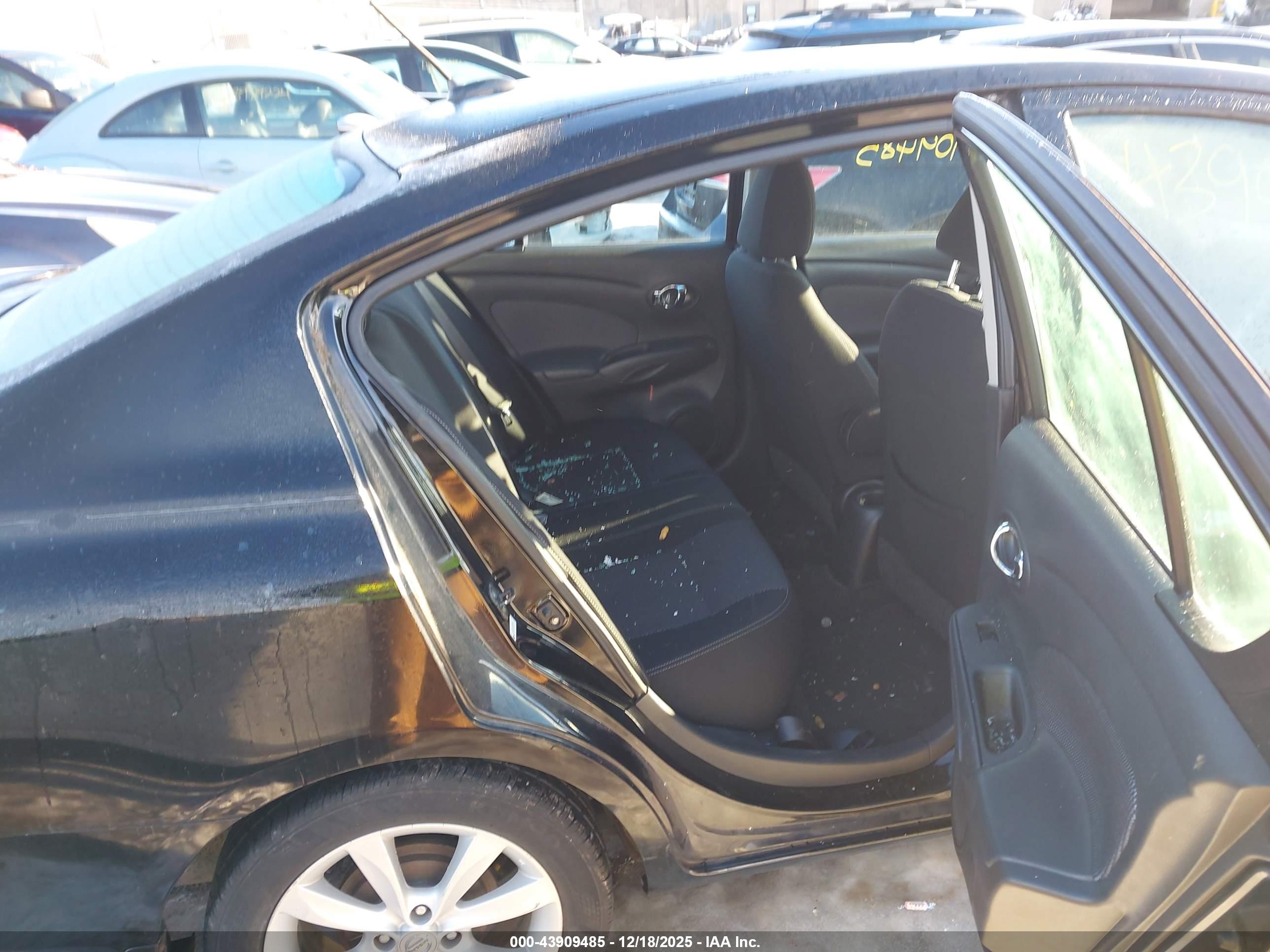 NISSAN VERSA image 8