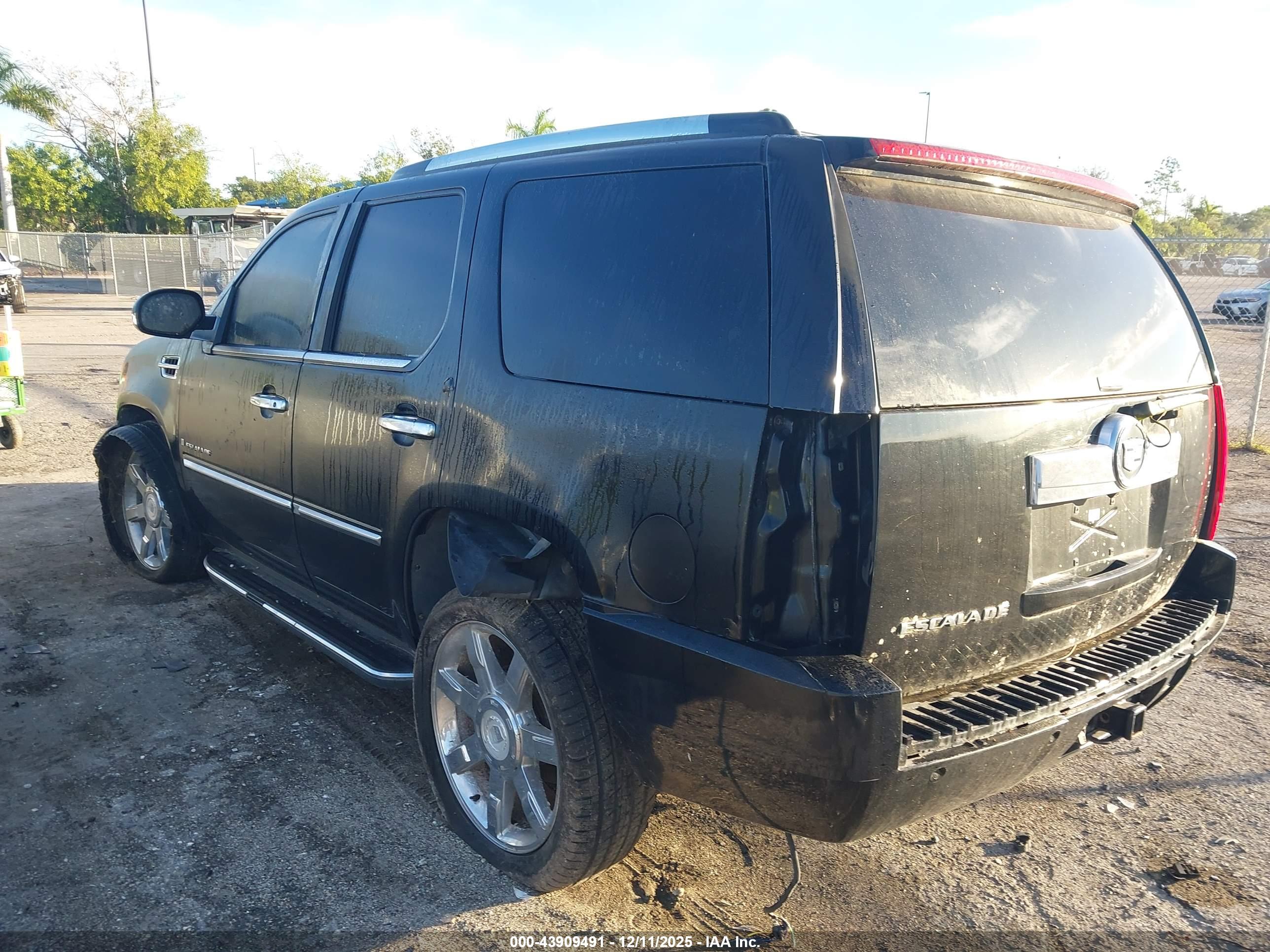 CADILLAC ESCALADE image 3