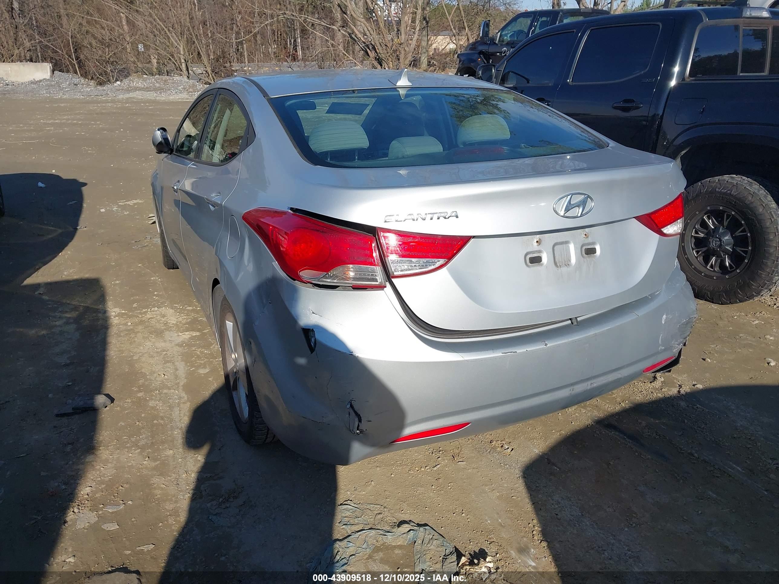 HYUNDAI ELANTRA image 3