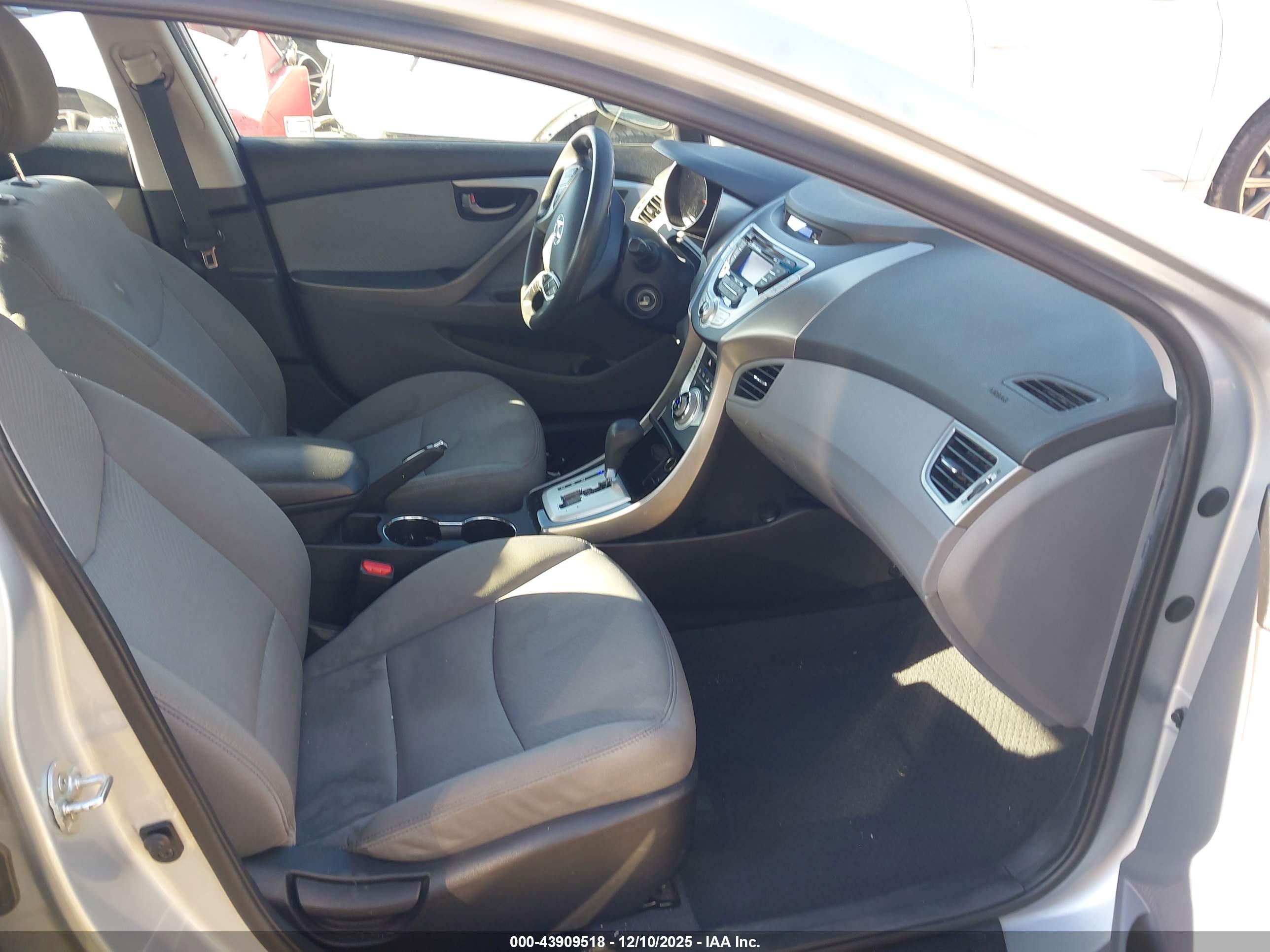 HYUNDAI ELANTRA image 5