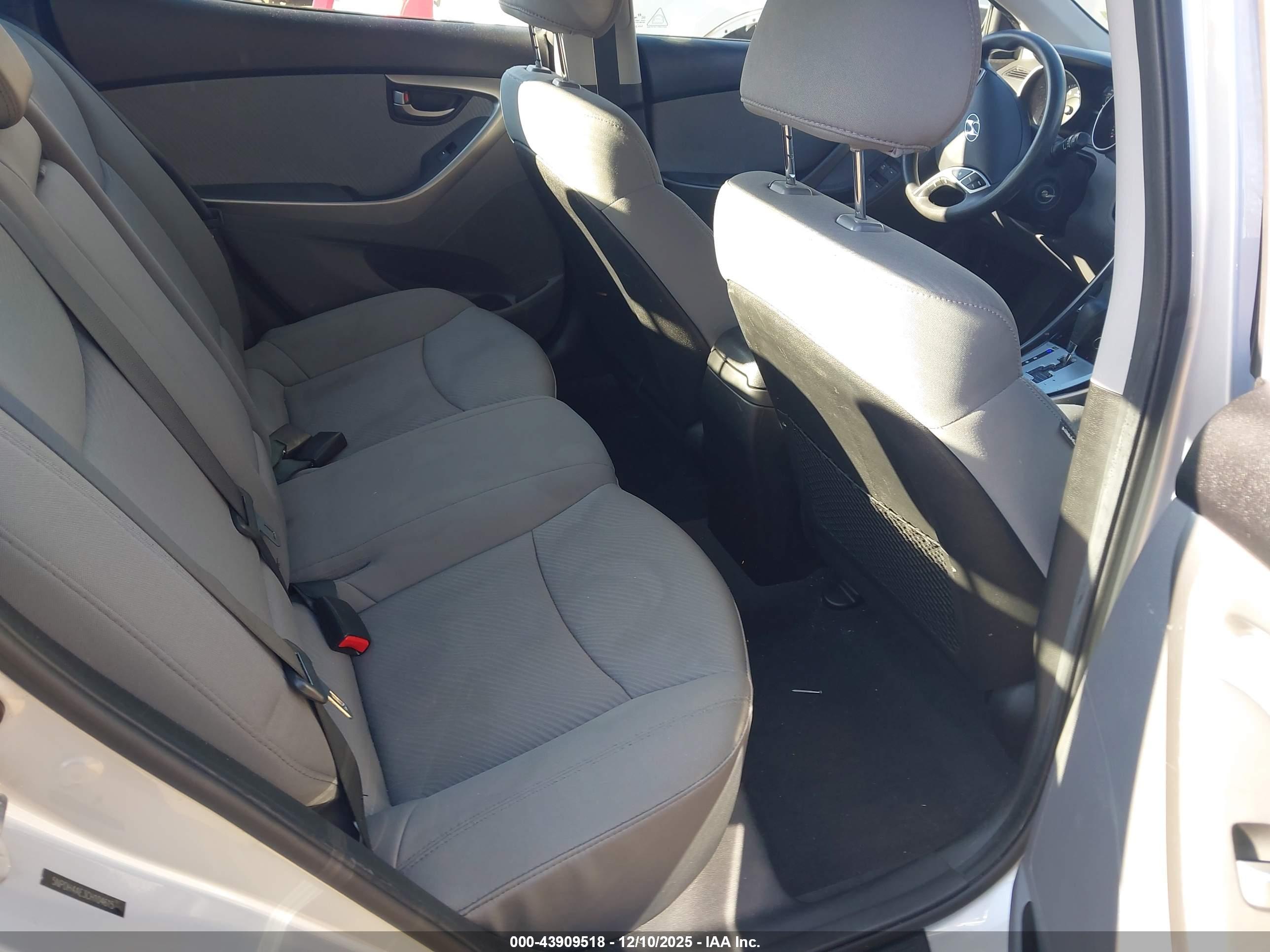 HYUNDAI ELANTRA image 8