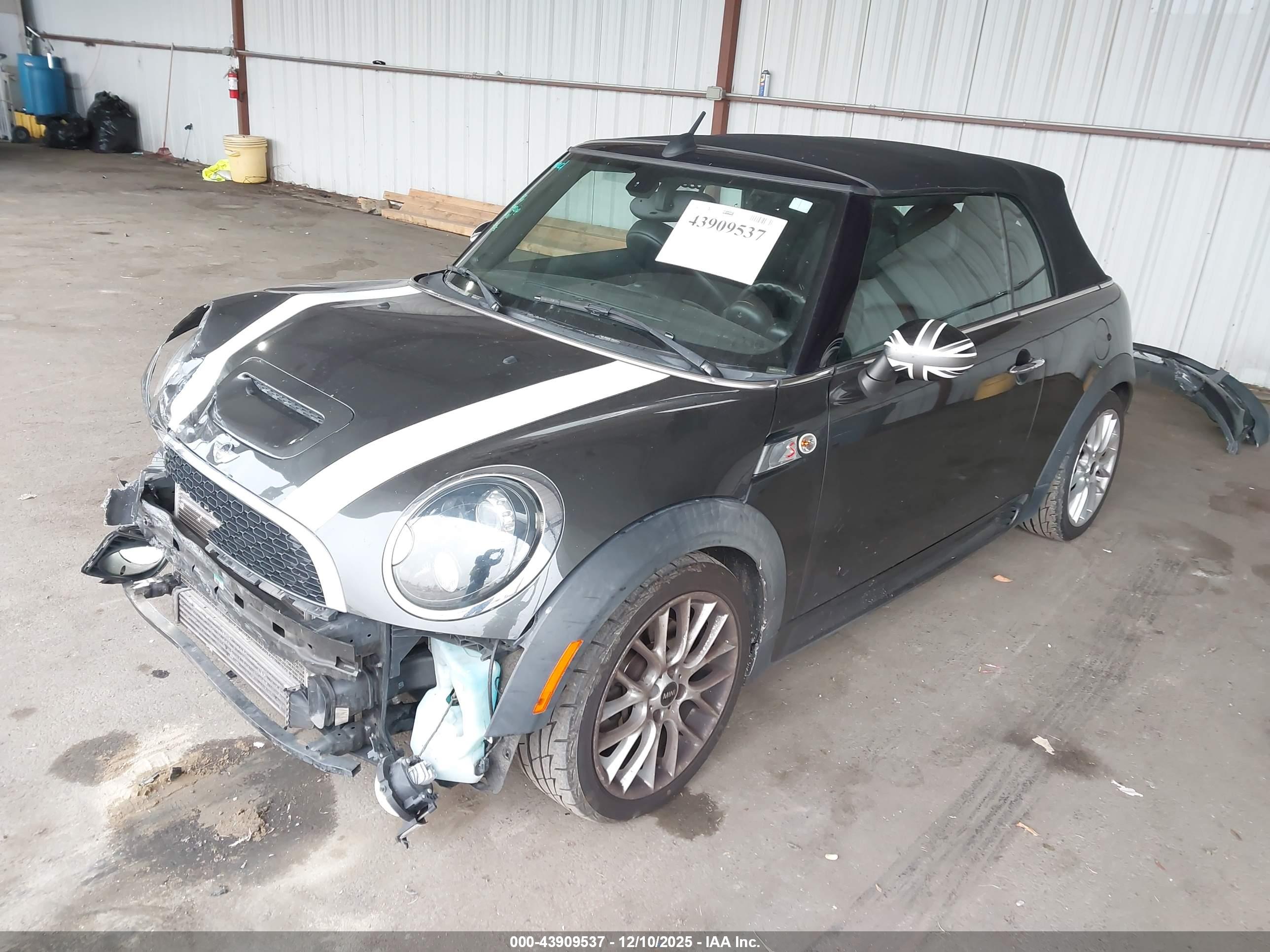 MINI CONVERTIBLE image 2
