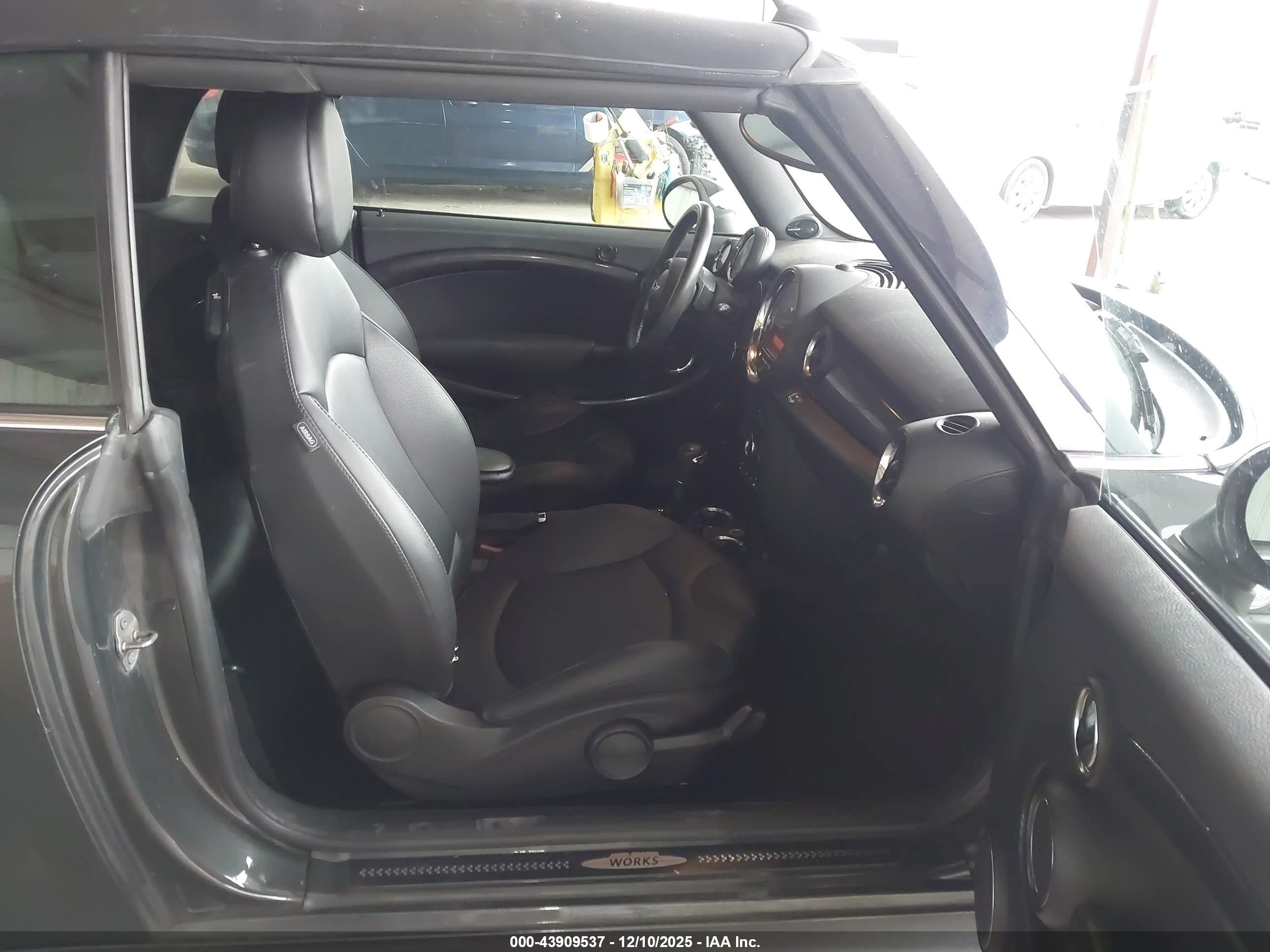 MINI CONVERTIBLE image 5