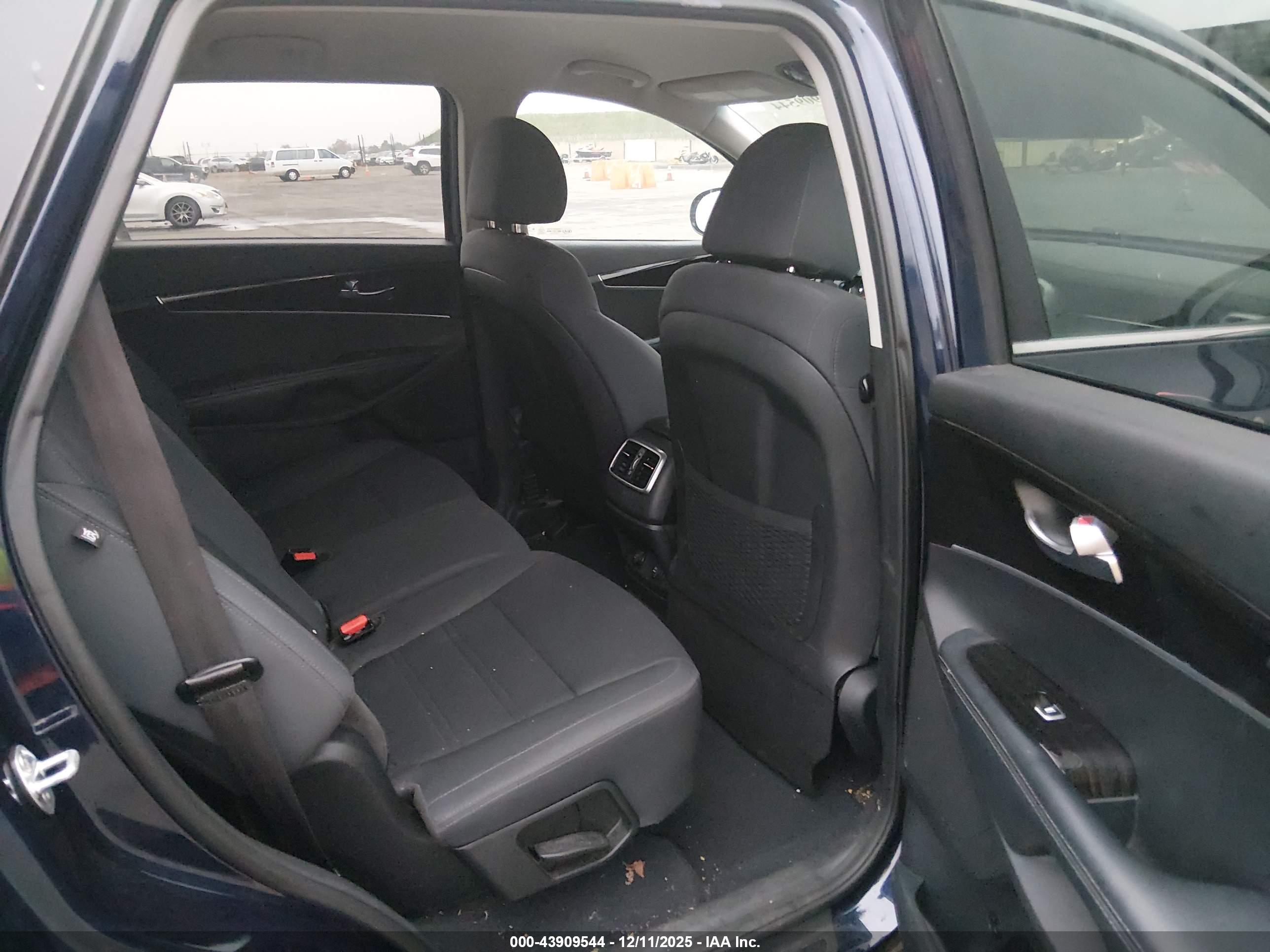 KIA SORENTO image 8