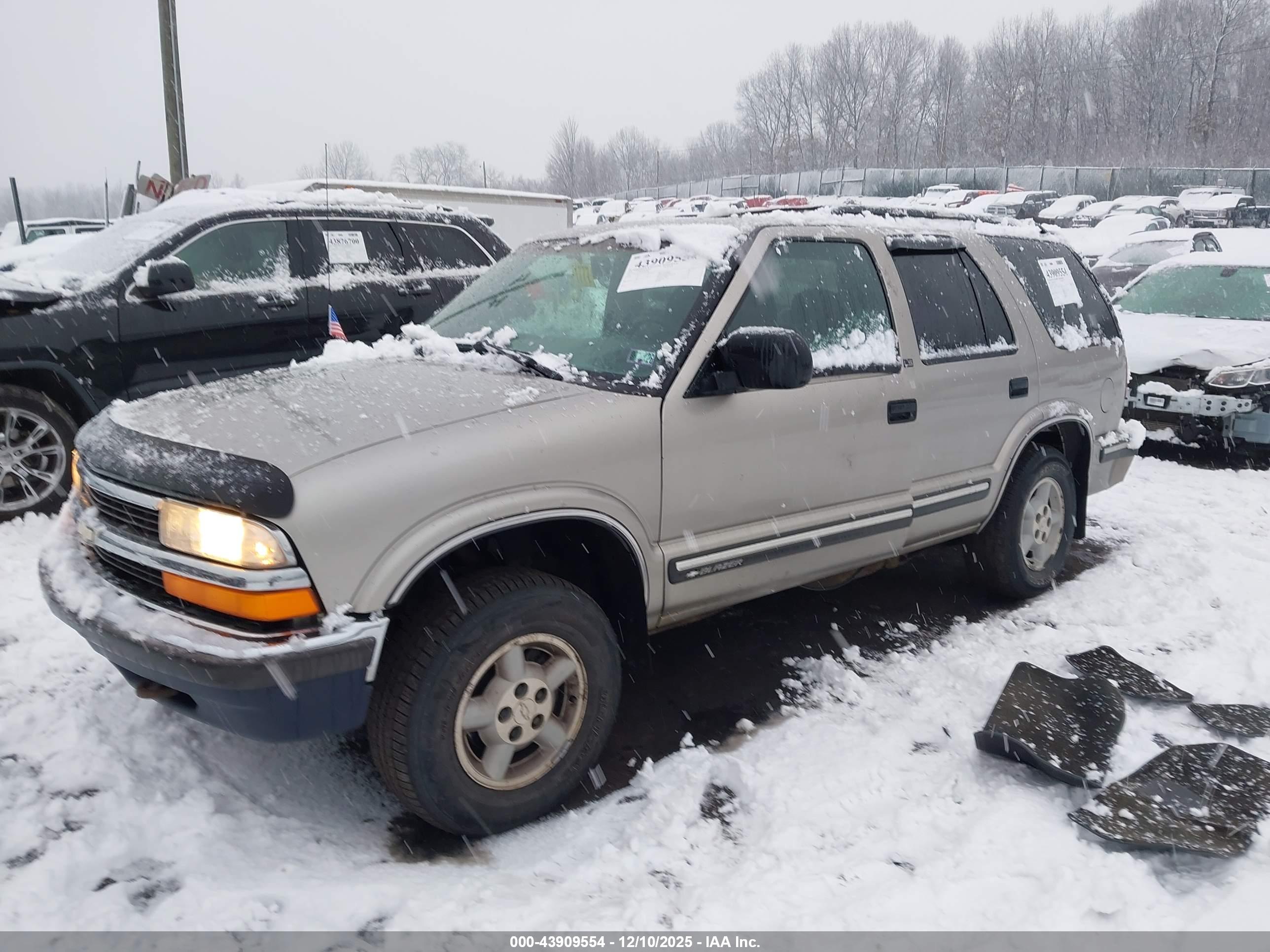 CHEVROLET BLAZER image 2