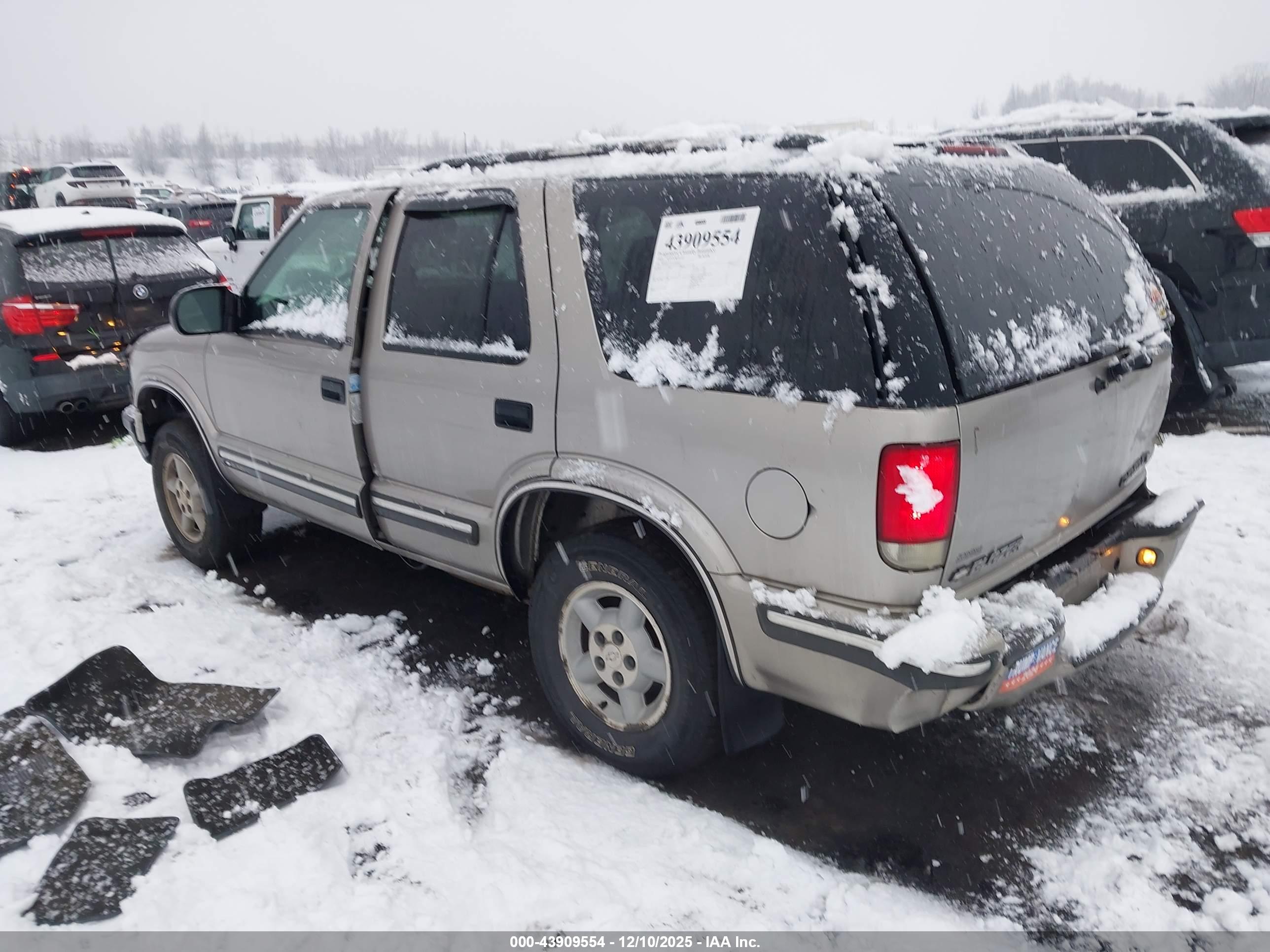 CHEVROLET BLAZER image 3