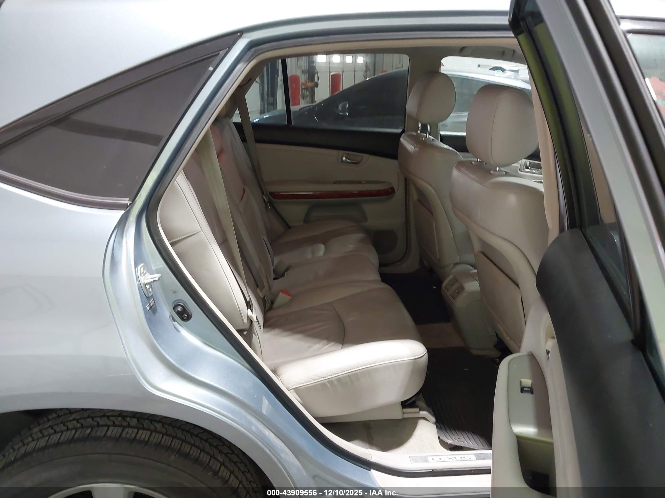 LEXUS RX image 8