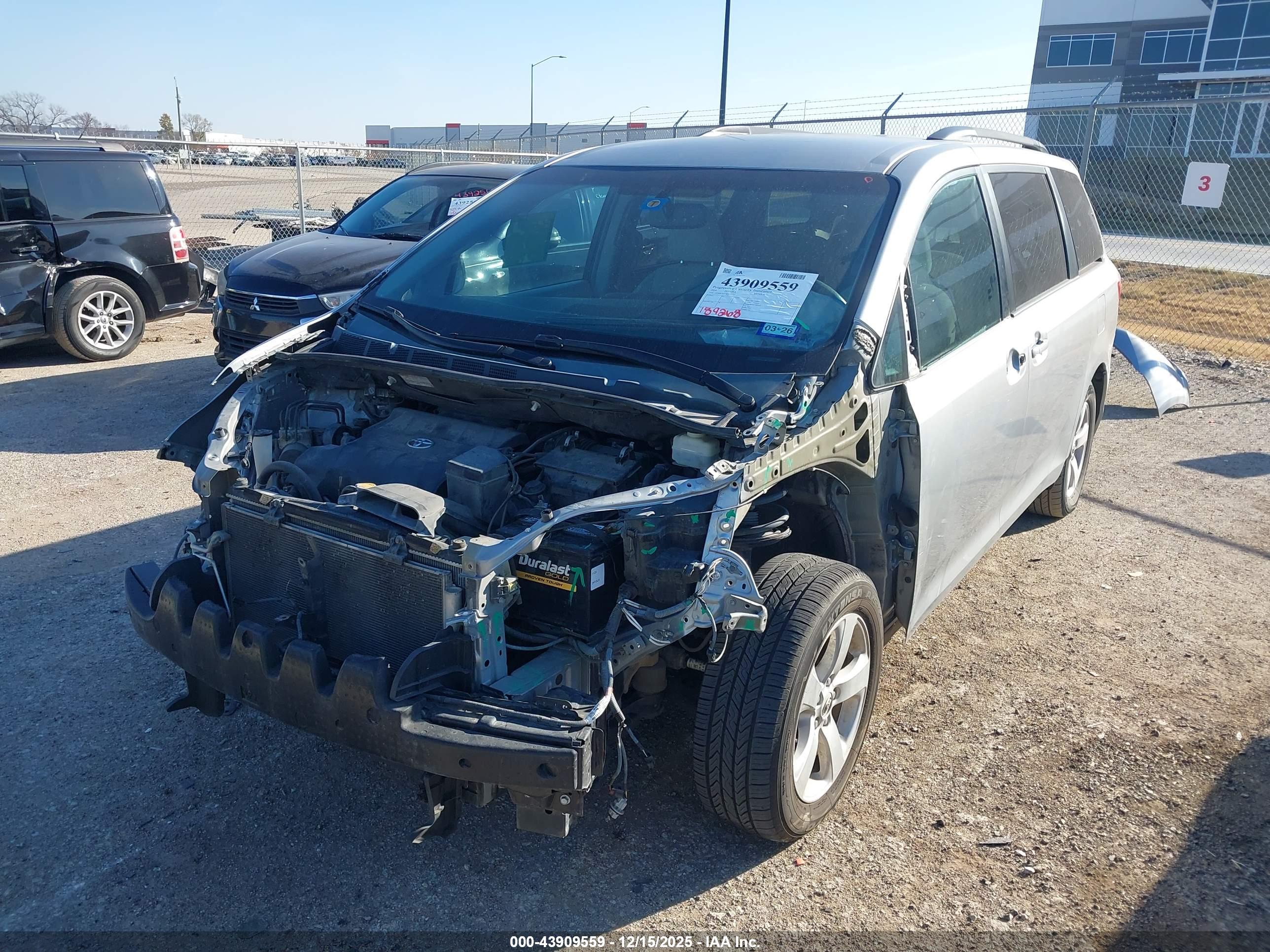 TOYOTA SIENNA image 2