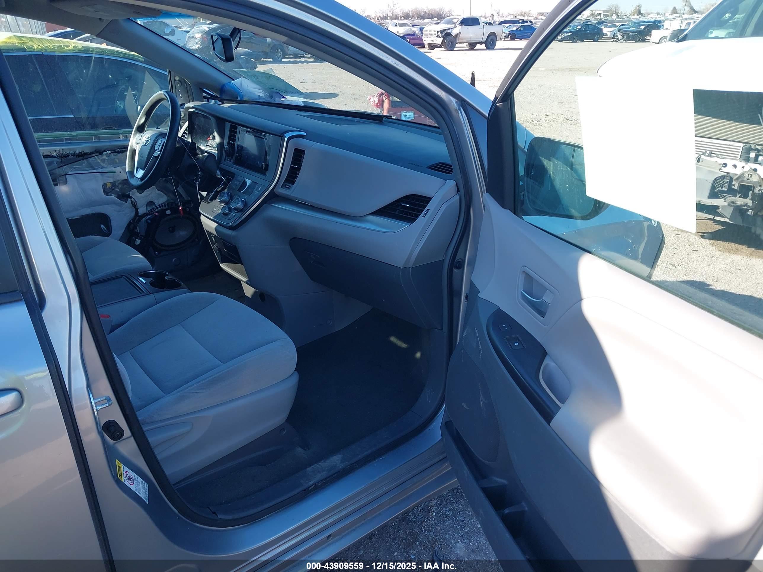 TOYOTA SIENNA image 5
