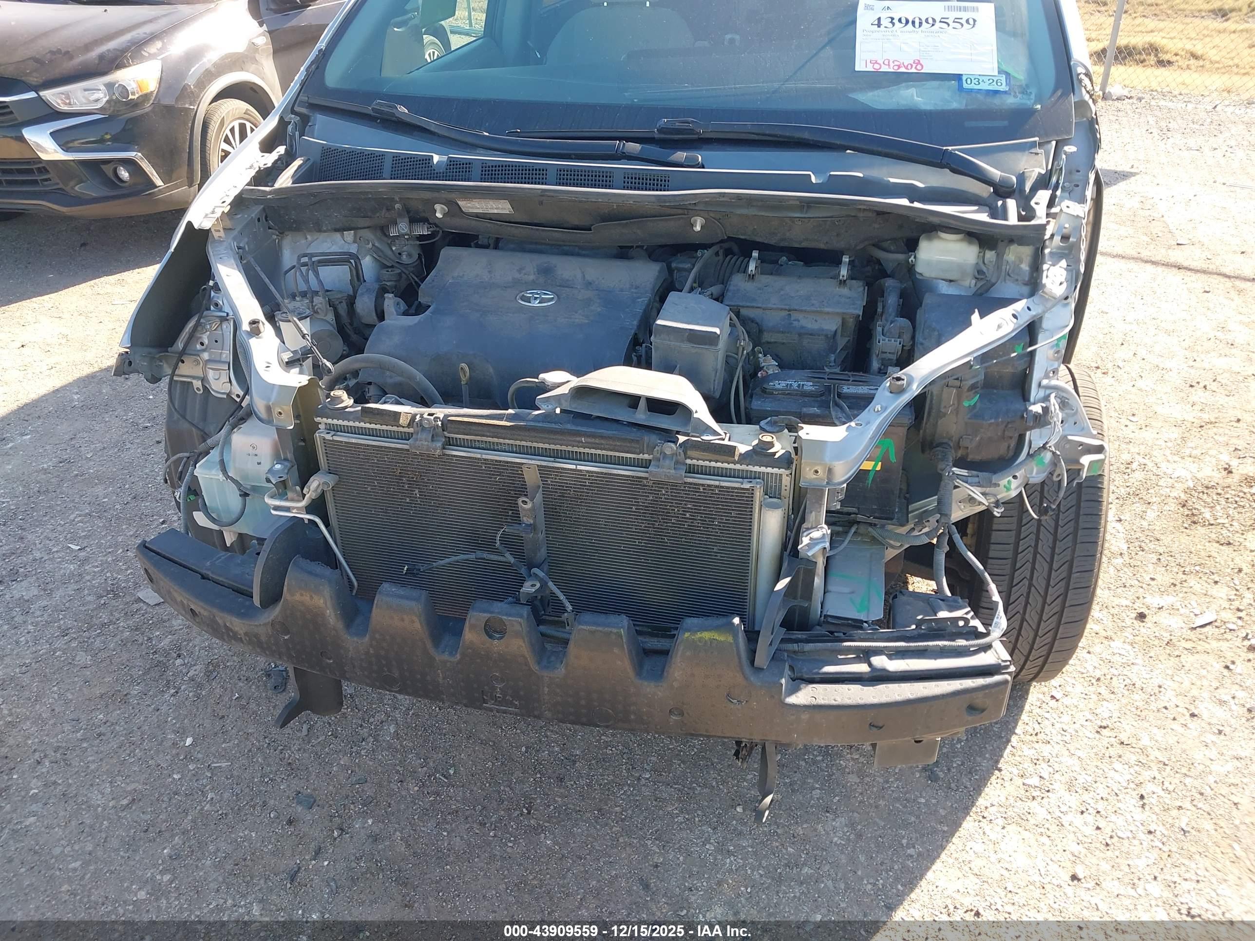 TOYOTA SIENNA image 6