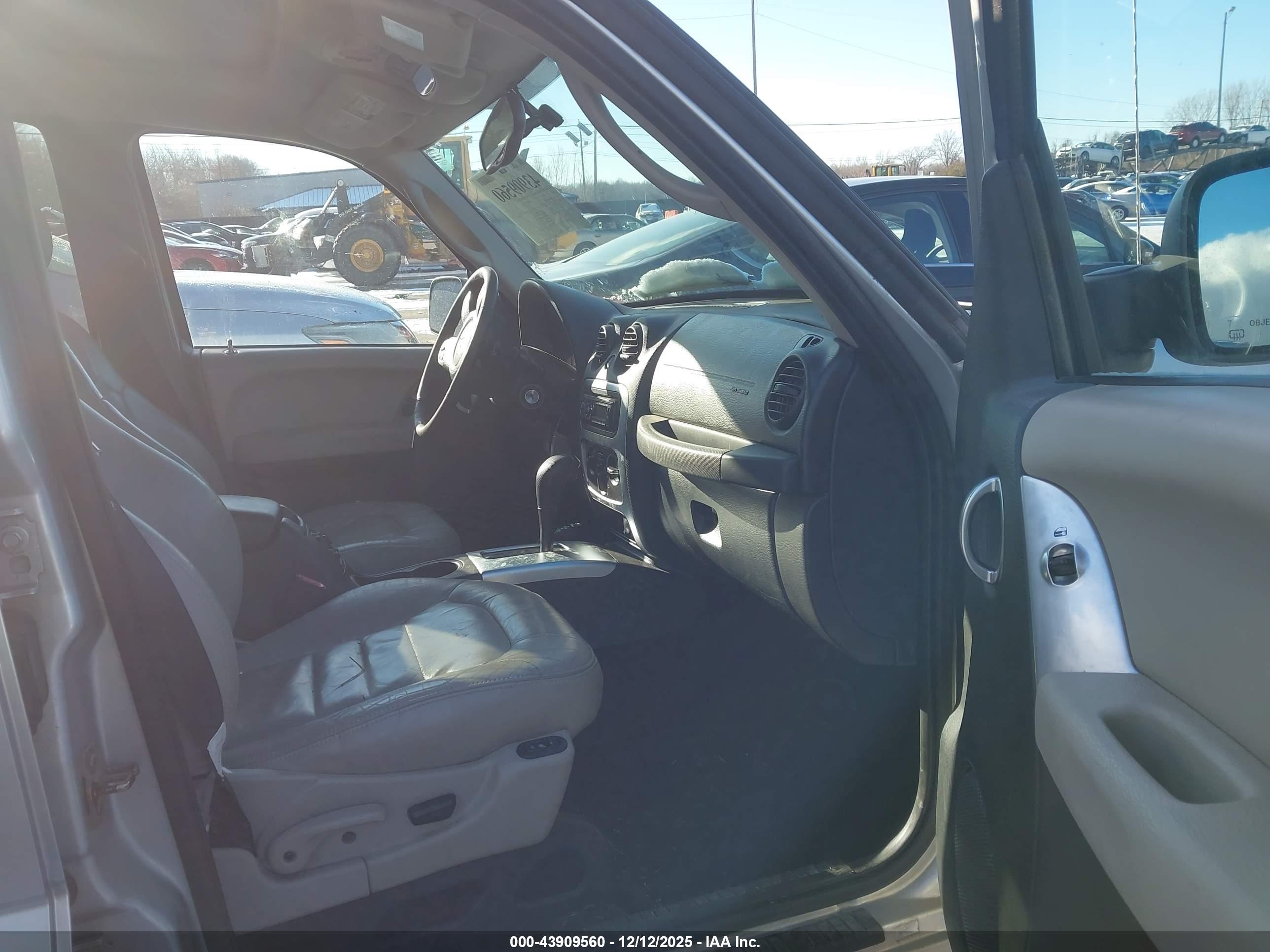 JEEP LIBERTY image 5