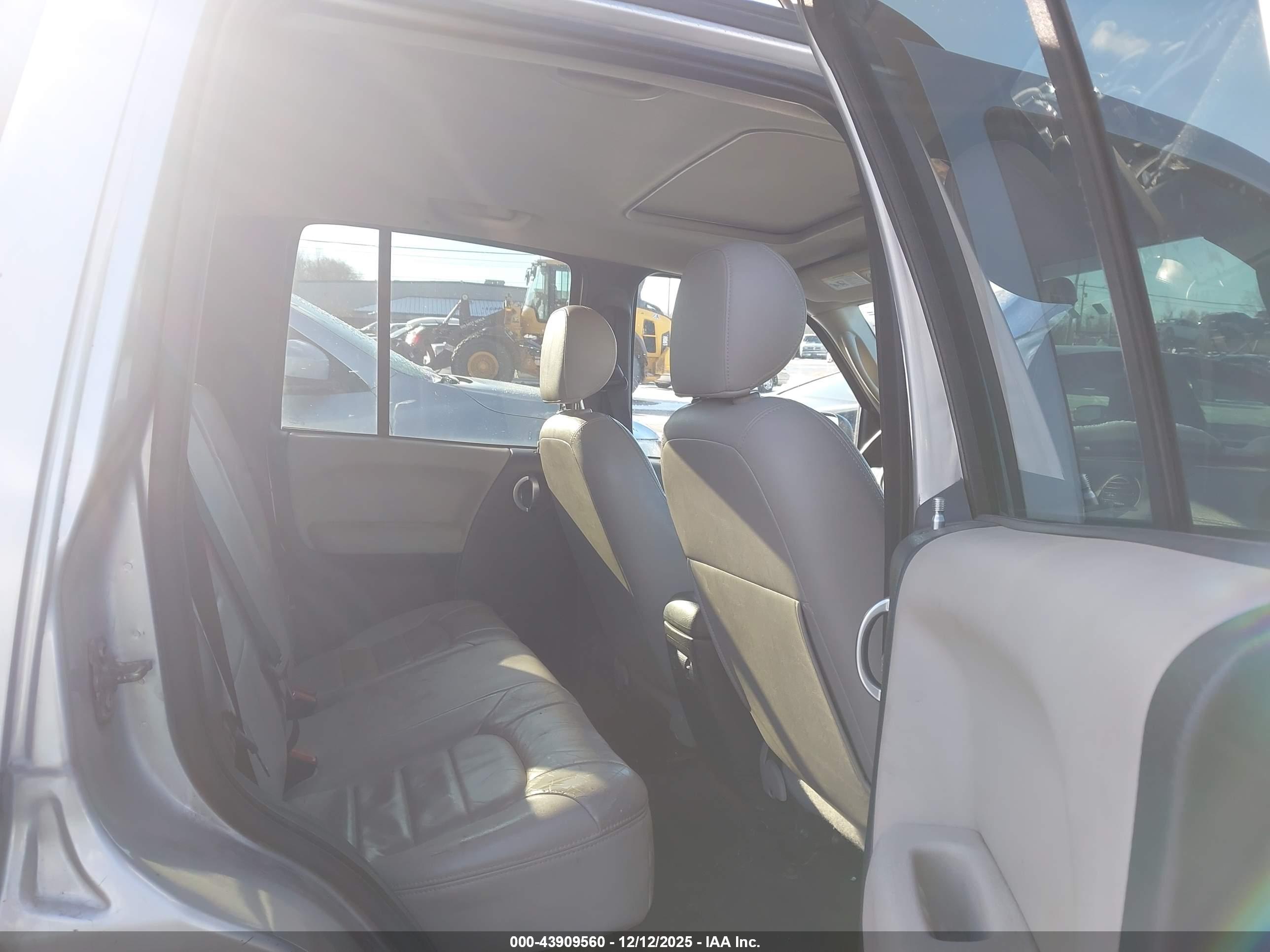 JEEP LIBERTY image 8
