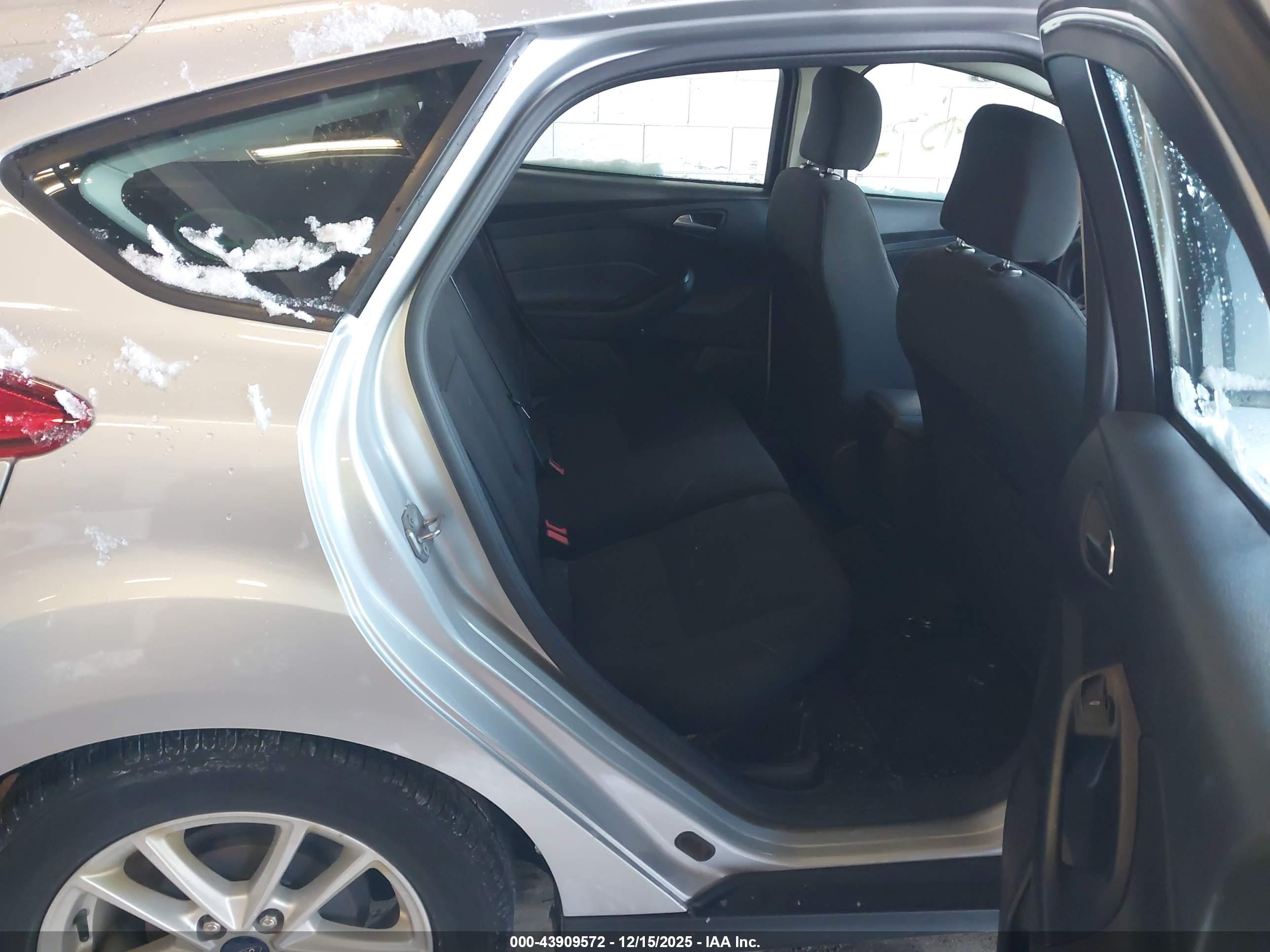FORD FOCUS image 8