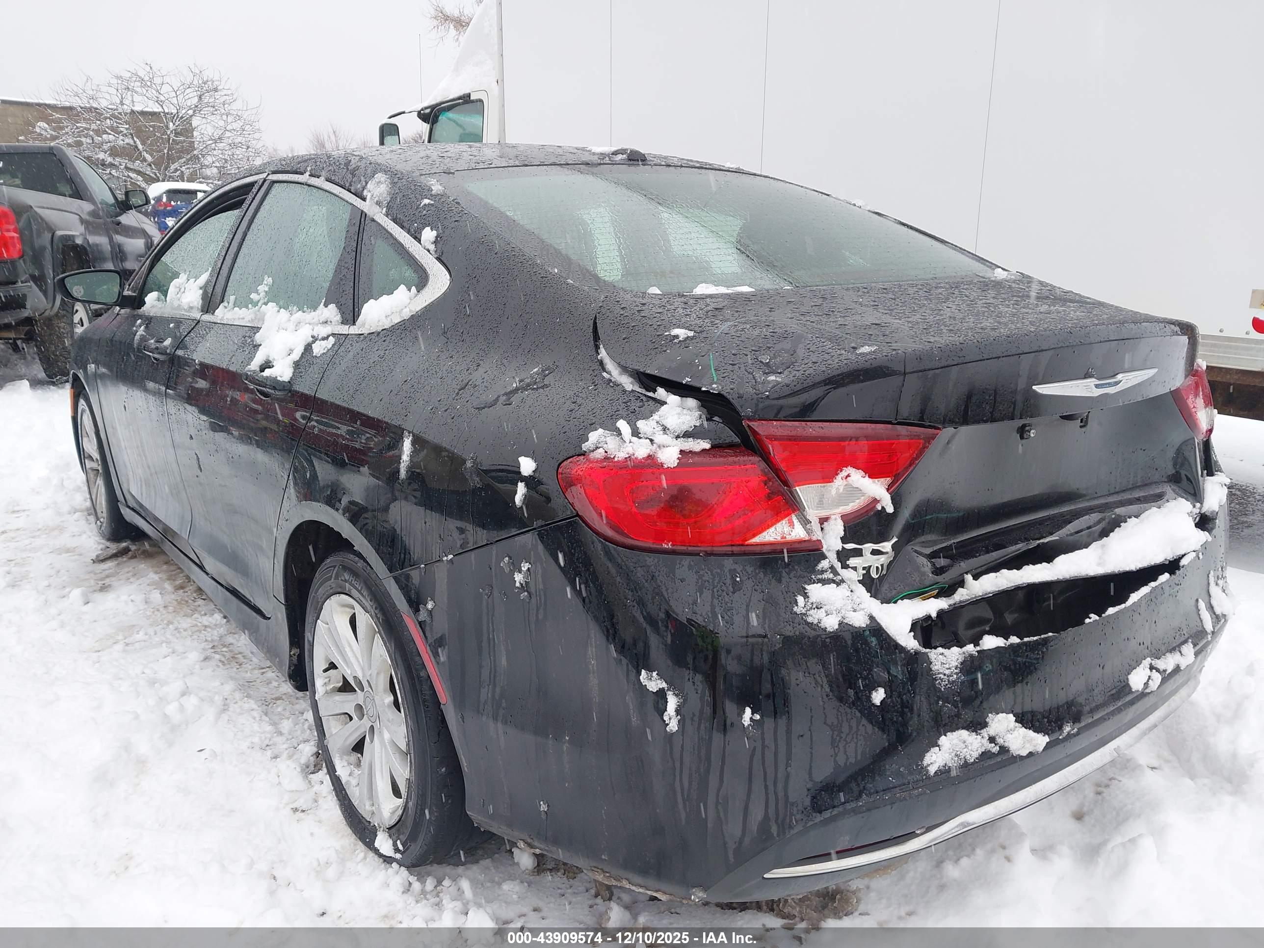 CHRYSLER 200 image 3