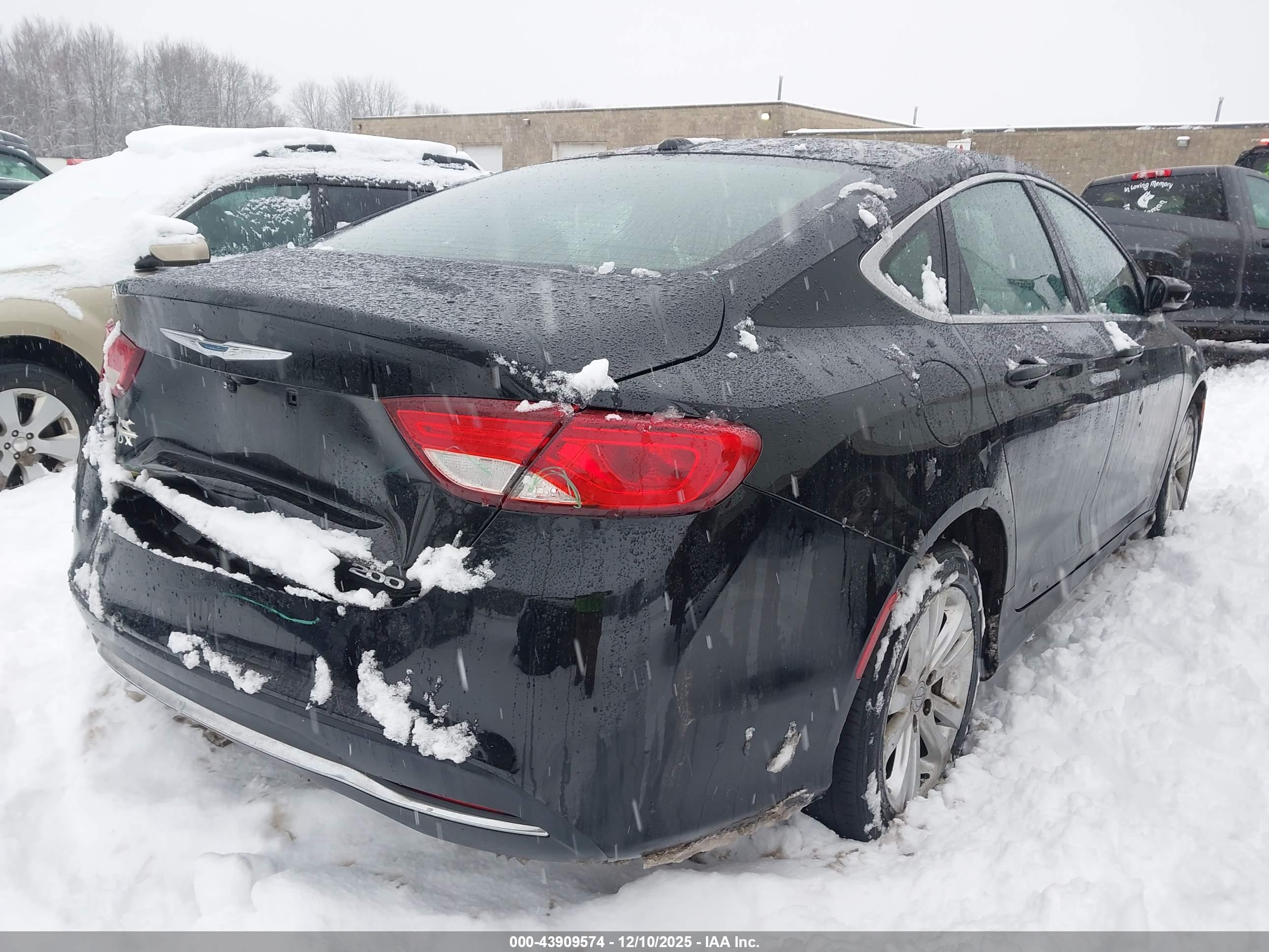 CHRYSLER 200 image 4